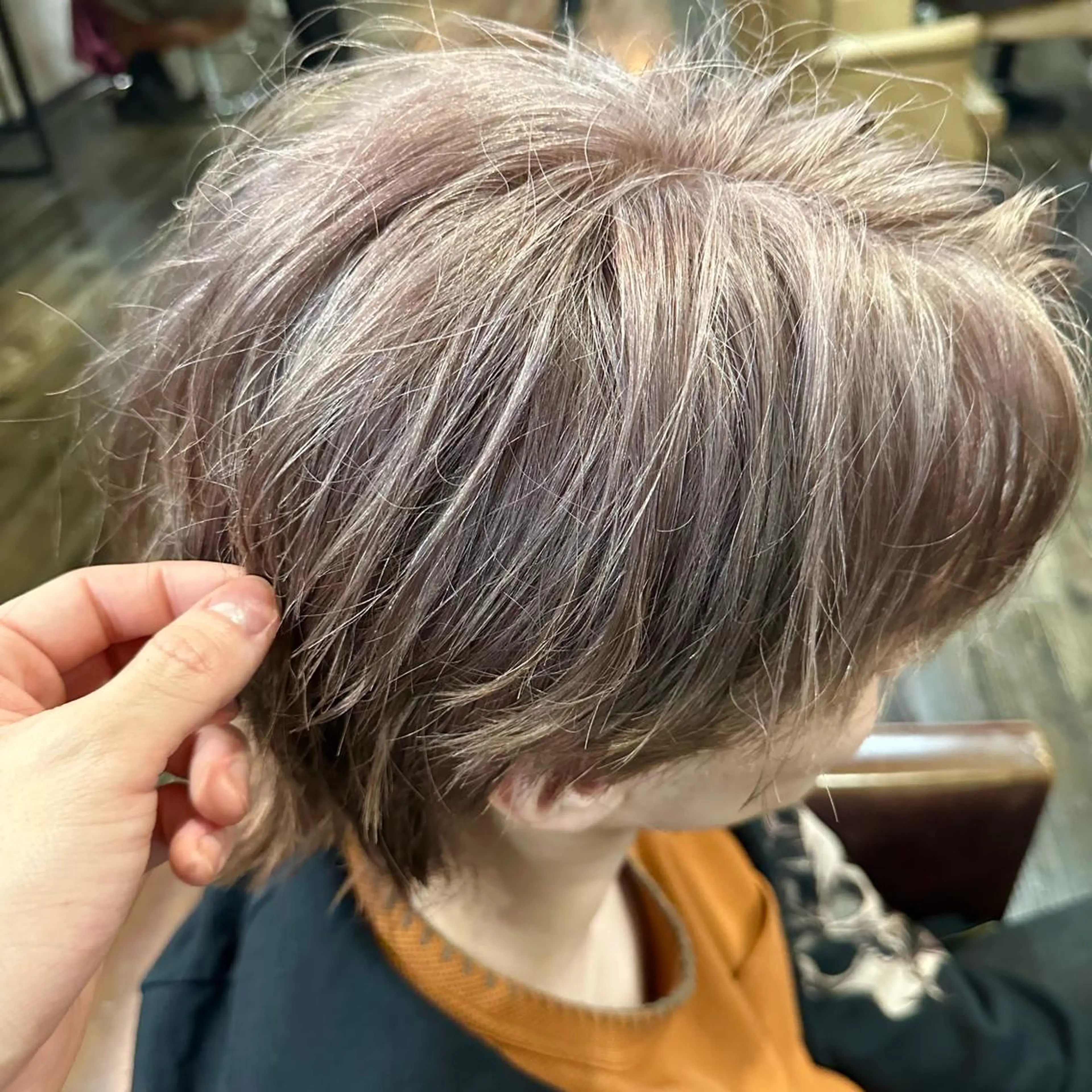 ショート 🌈インナーカラー 手塚直生のヘアスタイル
