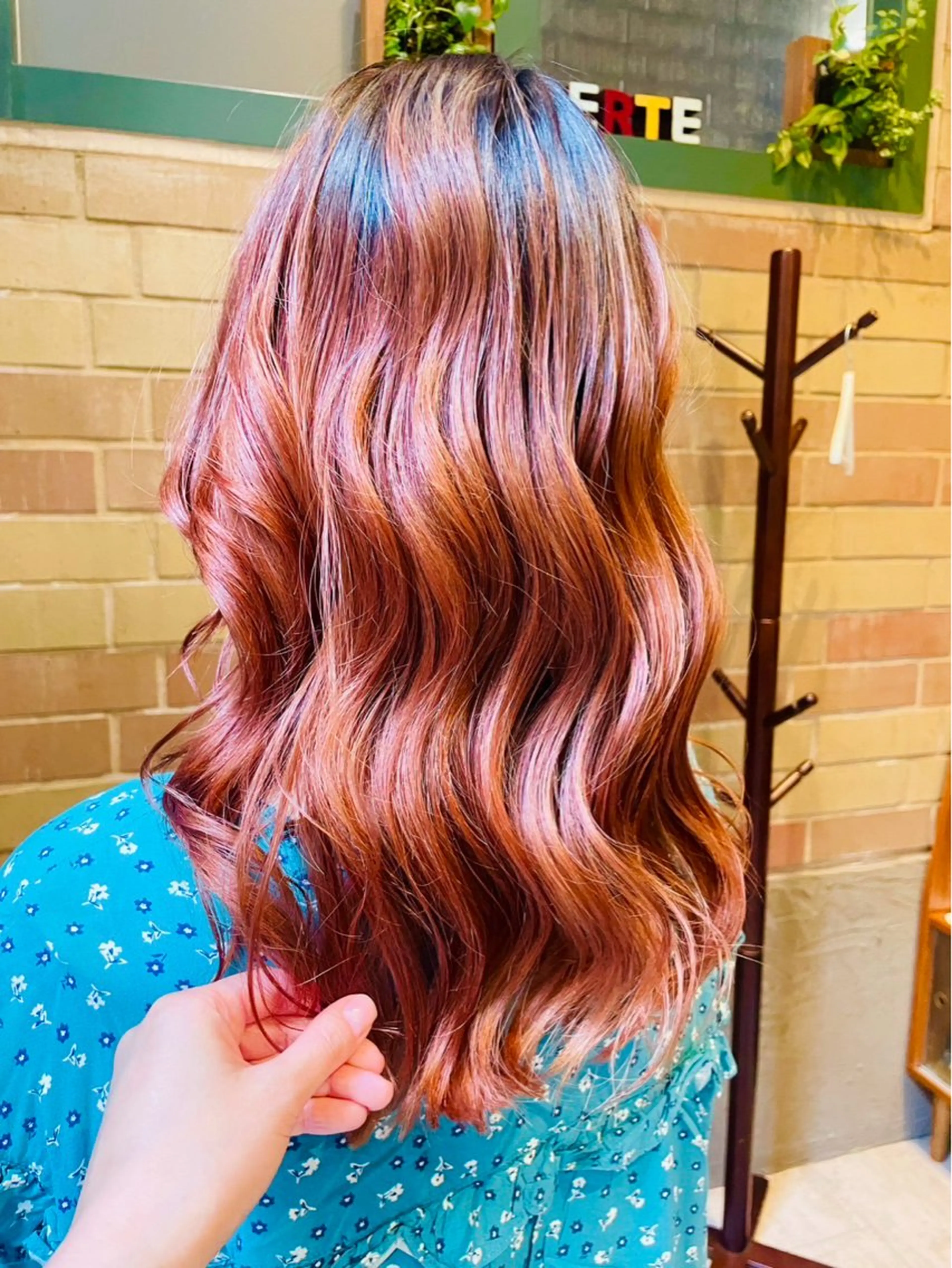ロング カラー ダブルカラー グラデーションカラー ハイトーンカラー オレンジ ヘアカラー hair make ERTE所属・ヘアーメイクエルテ 六甲アイランド　宮田のヘアスタイル