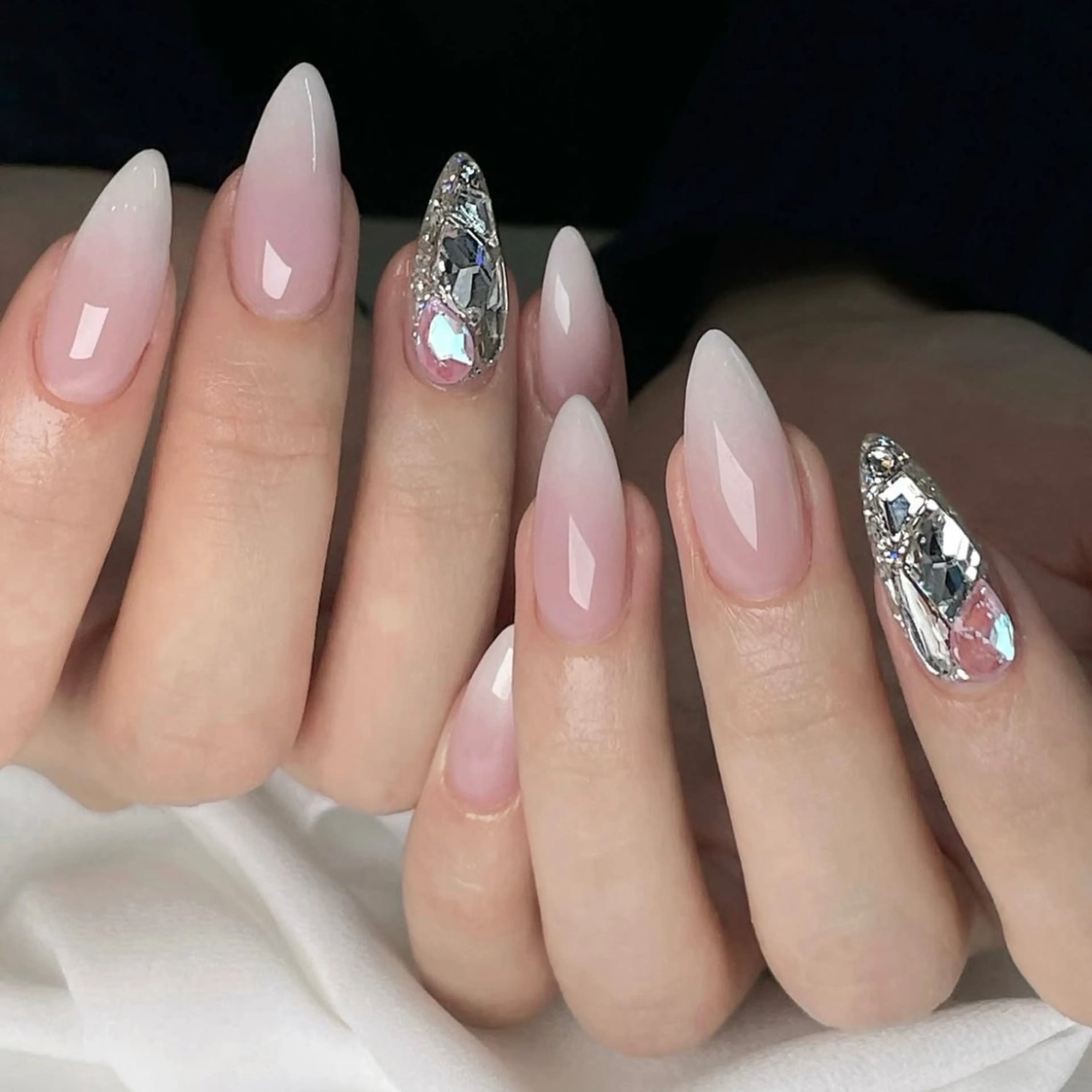 ネイル キラキラネイル 韓国ネイル 水色 マグネットネイル ミラーネイル ハンドネイル ハンドケア Lala Nails所属・Lala Nailsのネイルデザイン