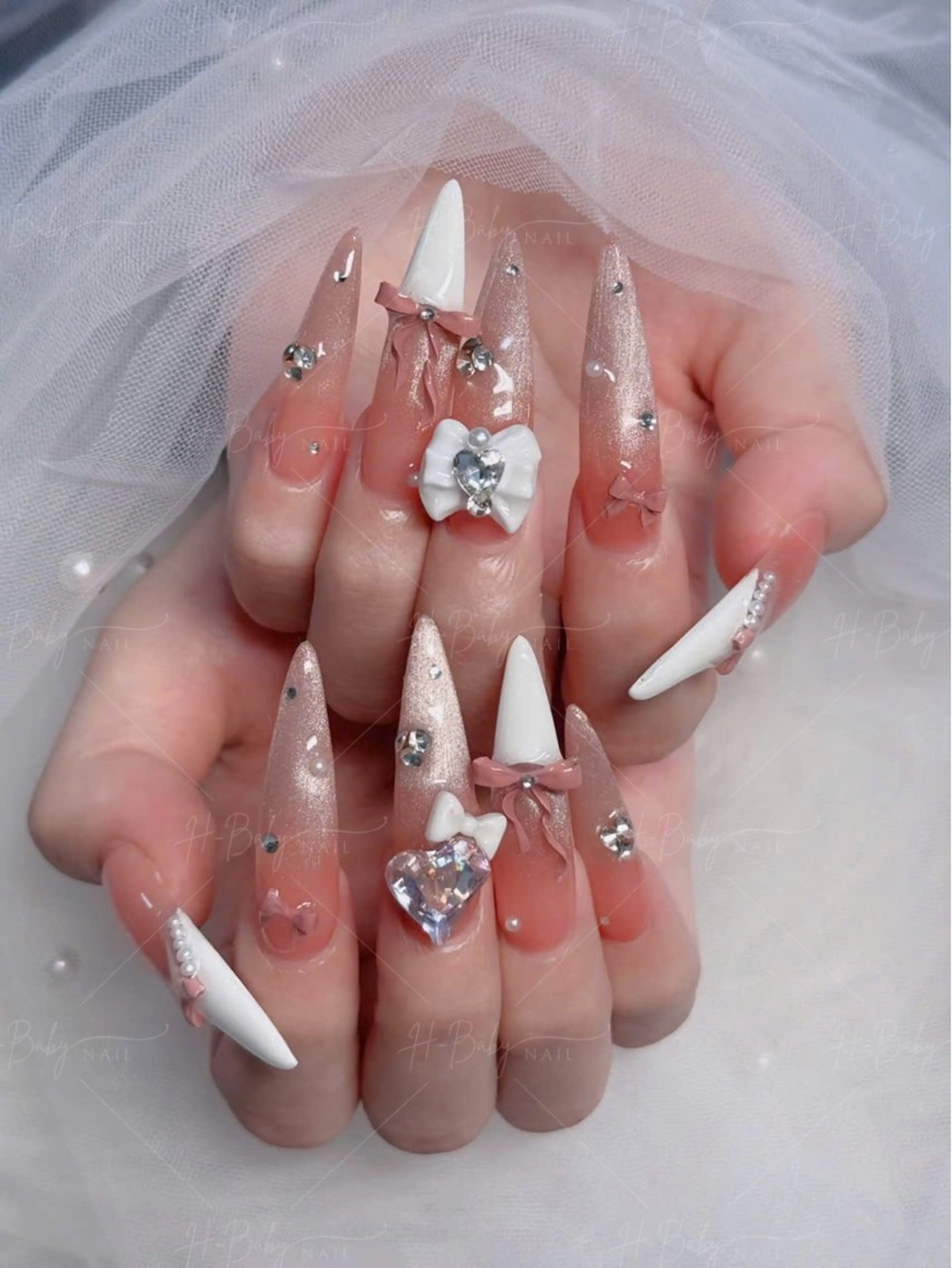 ネイル フレンチネイル ジェルネイル ハロウィン キラキラネイル 韓国ネイル H.babynailsalon所属・H.baby Nail Salonのネイルデザイン