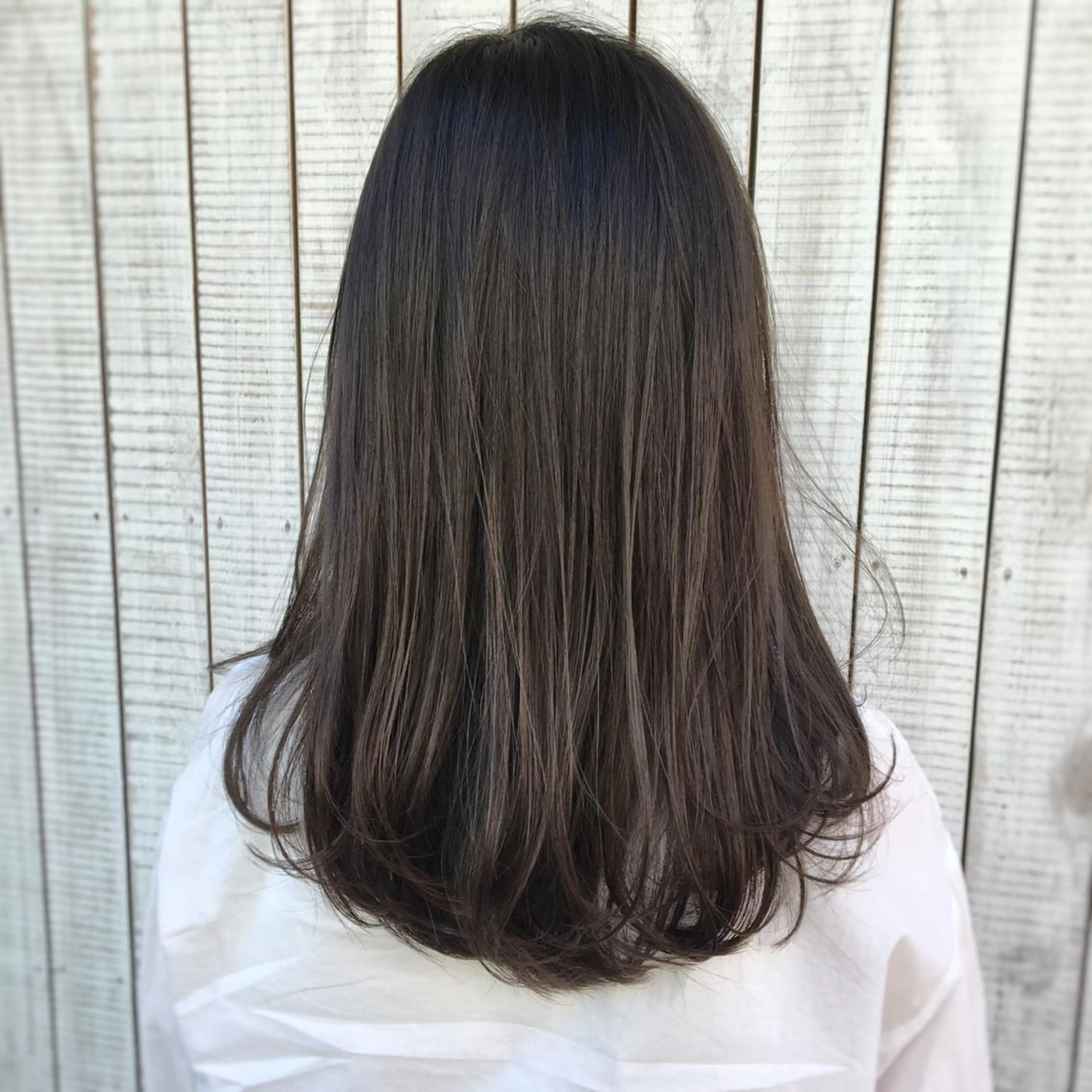 セミロング カラー ブリーチ グレージュ ブリーチなしカラー ヘアカラー トリートメント ケアブリーチ 坪井佑樹のヘアスタイル