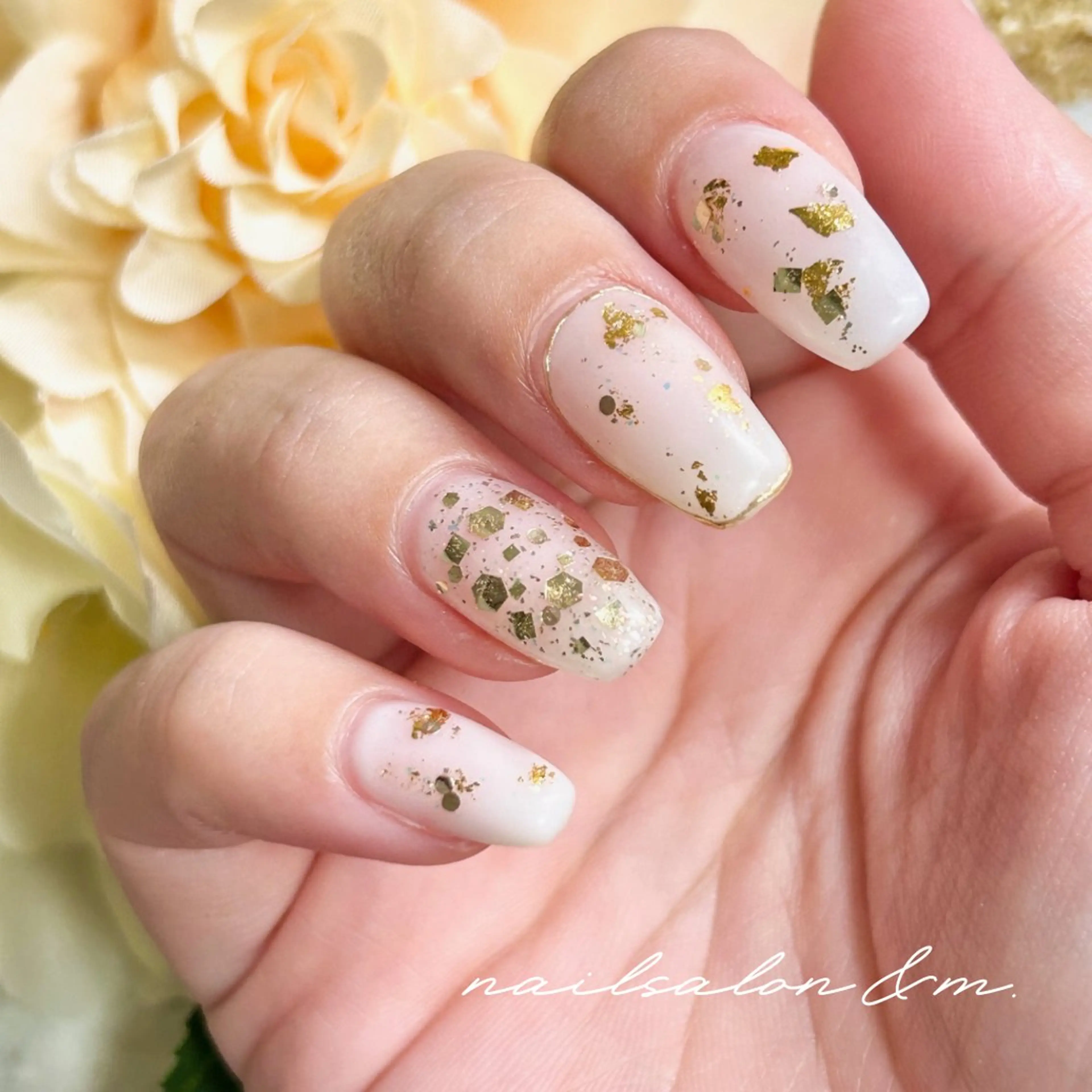 ネイル ゴールド ニュアンスネイル ホワイト Nail Salon &M🥀MiKiのネイルデザイン