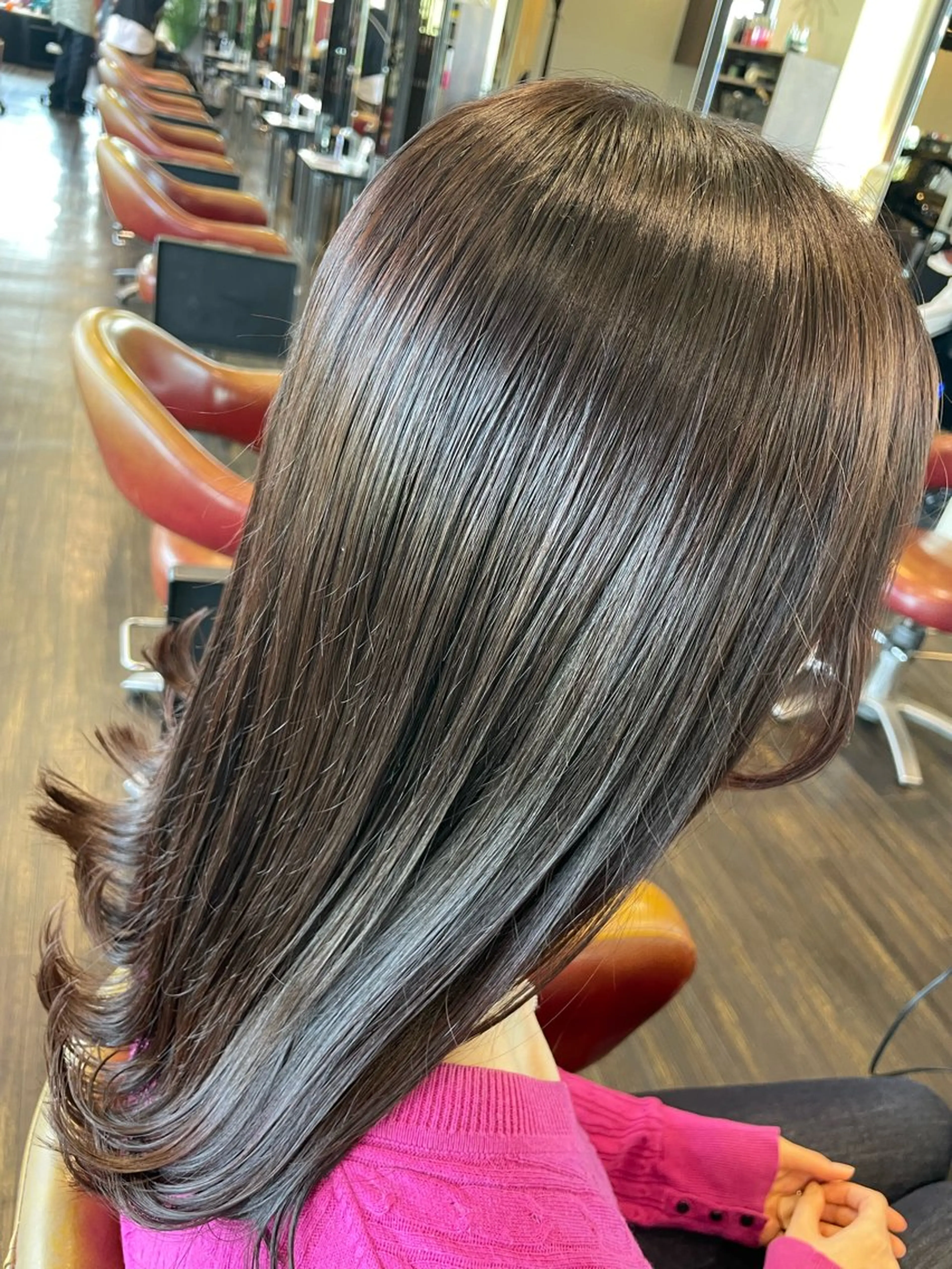 ロング チョコレートブラウン カット ヘアカラー 佐藤 綾郁のヘアスタイル