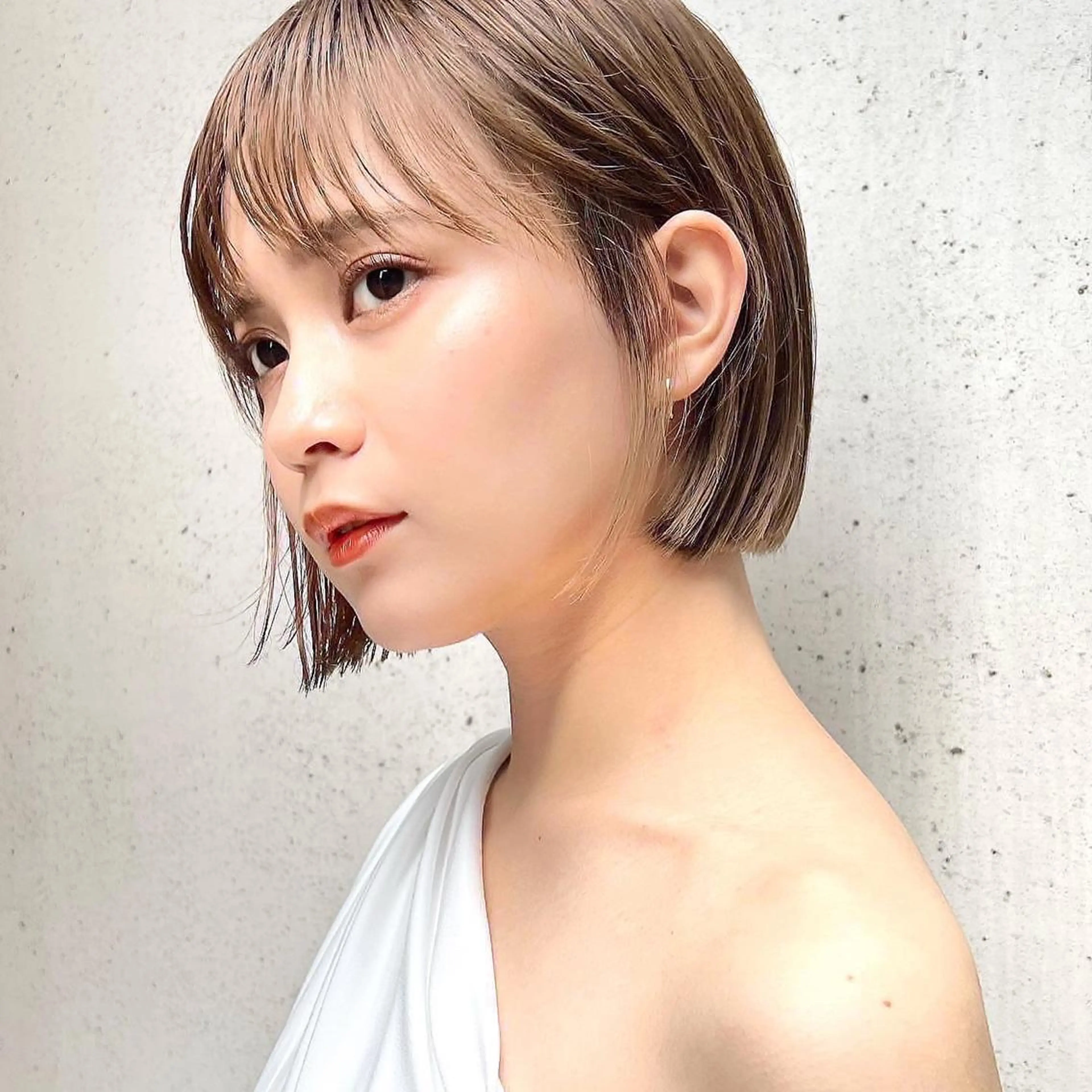 ショート カラー 切りっぱなしボブ 前下がりボブ ブリーチ グレージュ イルミナカラー カット ヘアカラー トリートメント ニュアンスレイヤー ハイトーンカラーのヘアスタイル