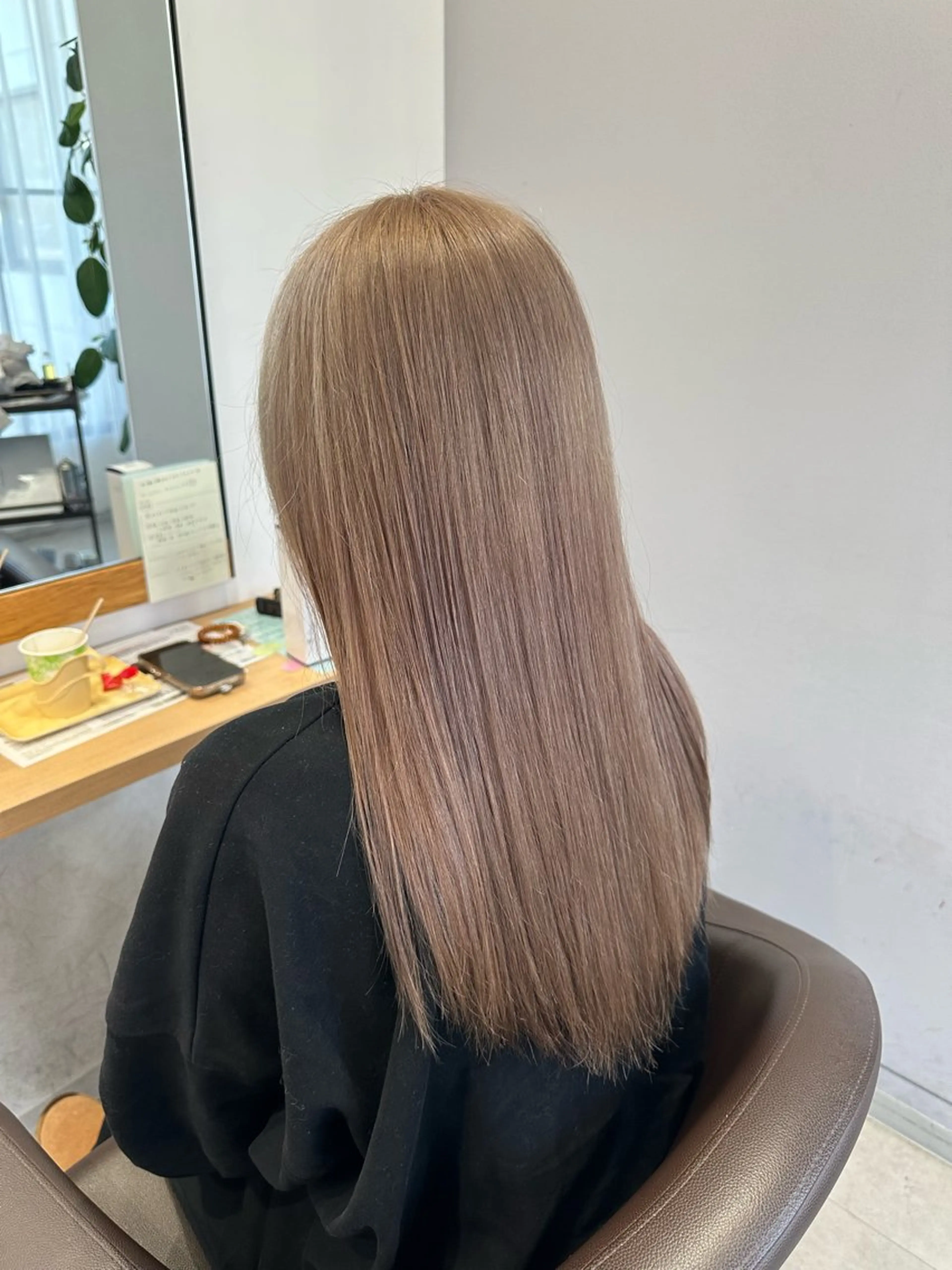 ロング カラー ベージュカラー ブリーチ ミルクティーベージュ Chere rosso 金剛店所属・色落ち綺麗な艶カラー 北野豊彦のヘアスタイル