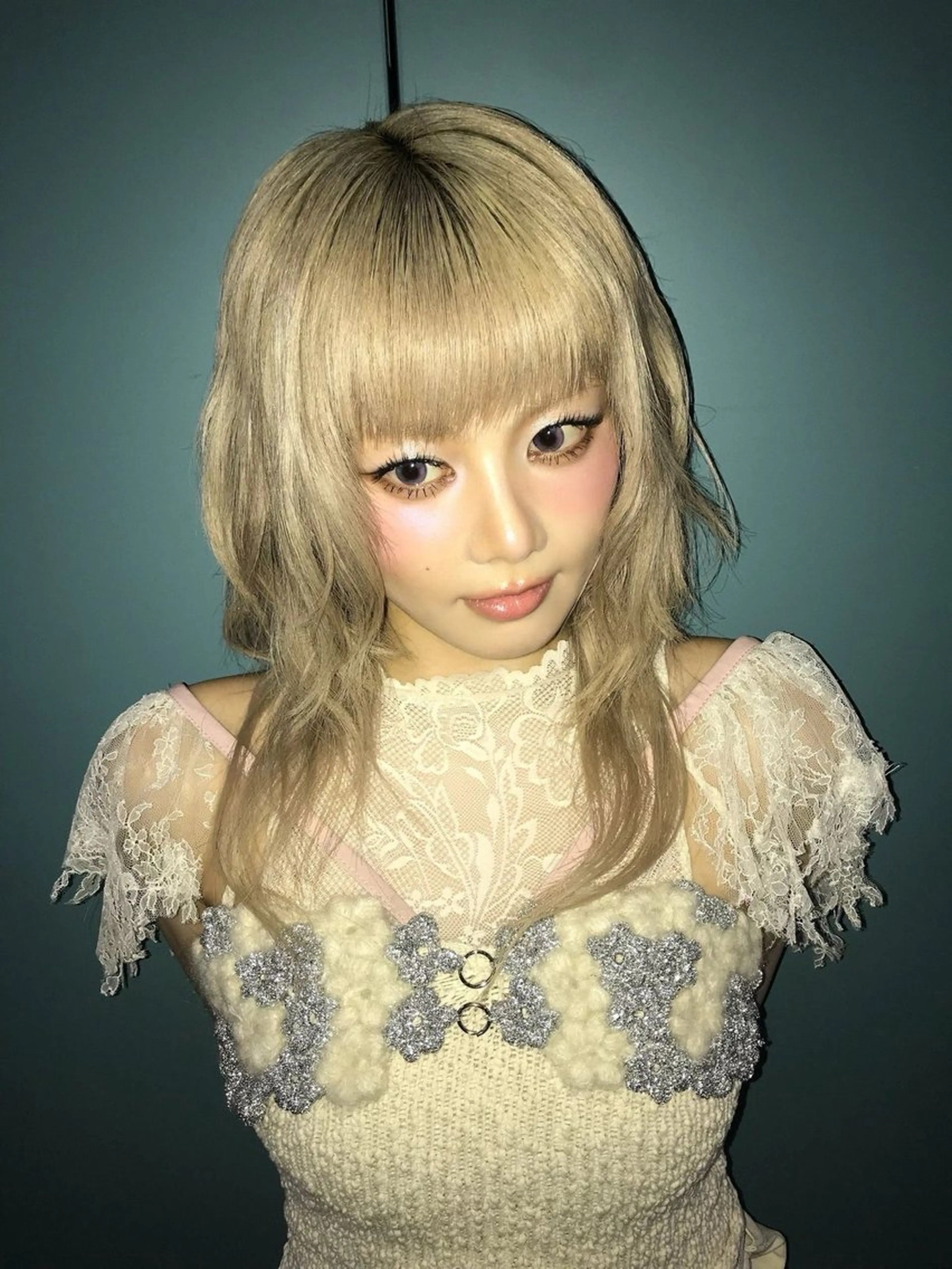 セミロング ハイトーン/艶カラー 𝐧𝐨𝐚のヘアスタイル