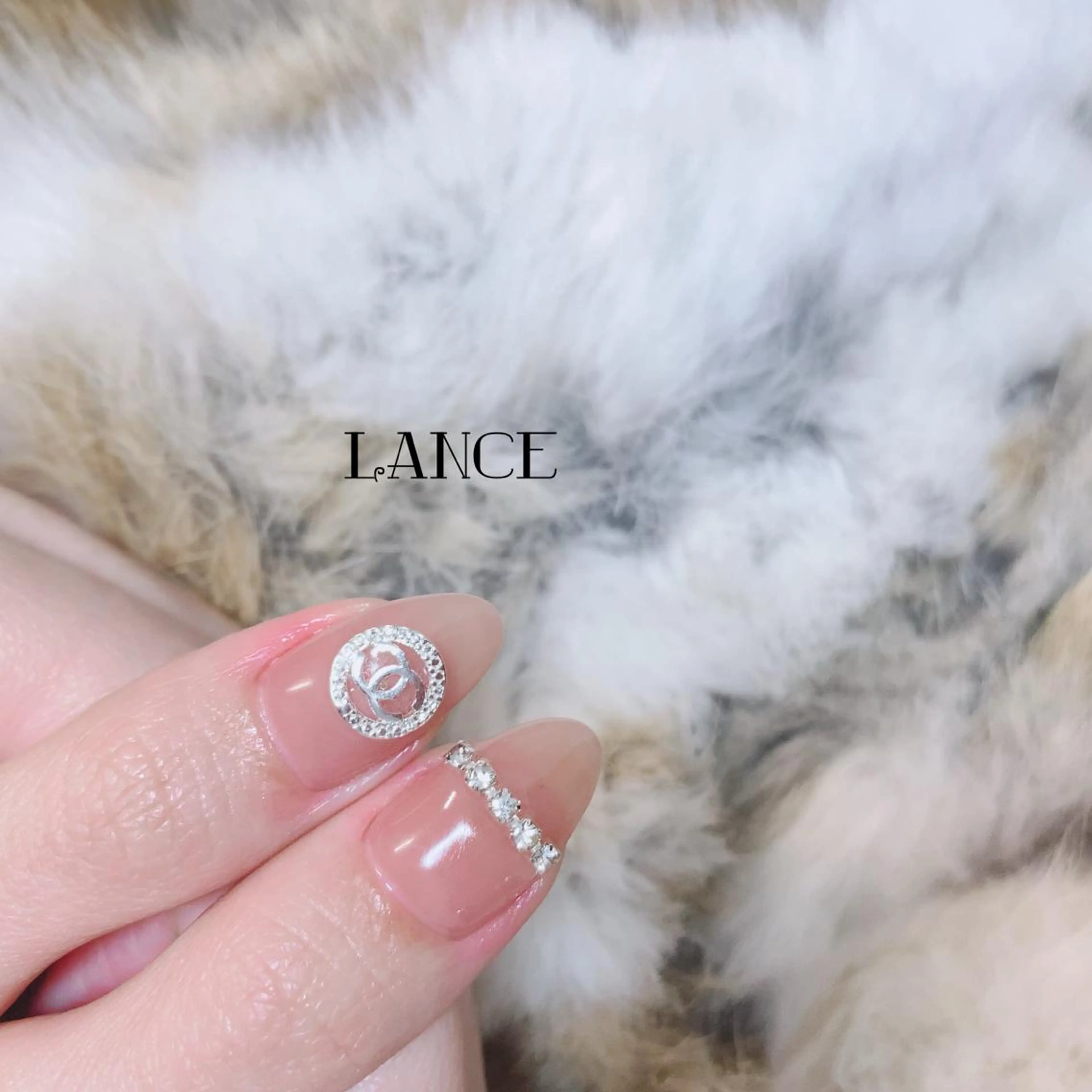 ミディアム ネイル クリスマス オーロラネイル フレンチネイル ワンホンネイル 冬ネイル ハンドネイル Lance nailのネイルデザイン