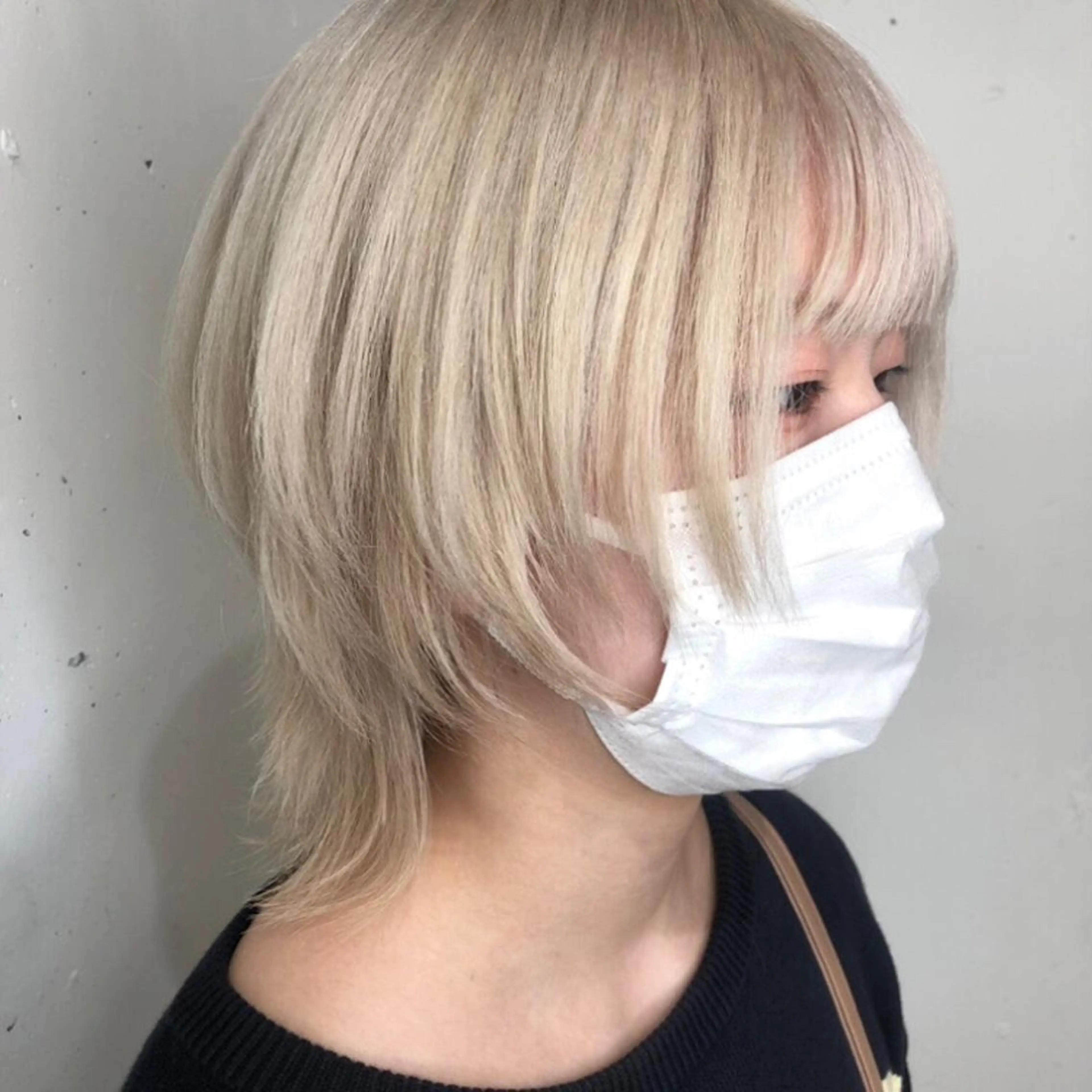 ミディアム カラー ヘアアレンジ ベージュカラー ブリーチ ホワイトベージュ 八巻 晴香のヘアスタイル