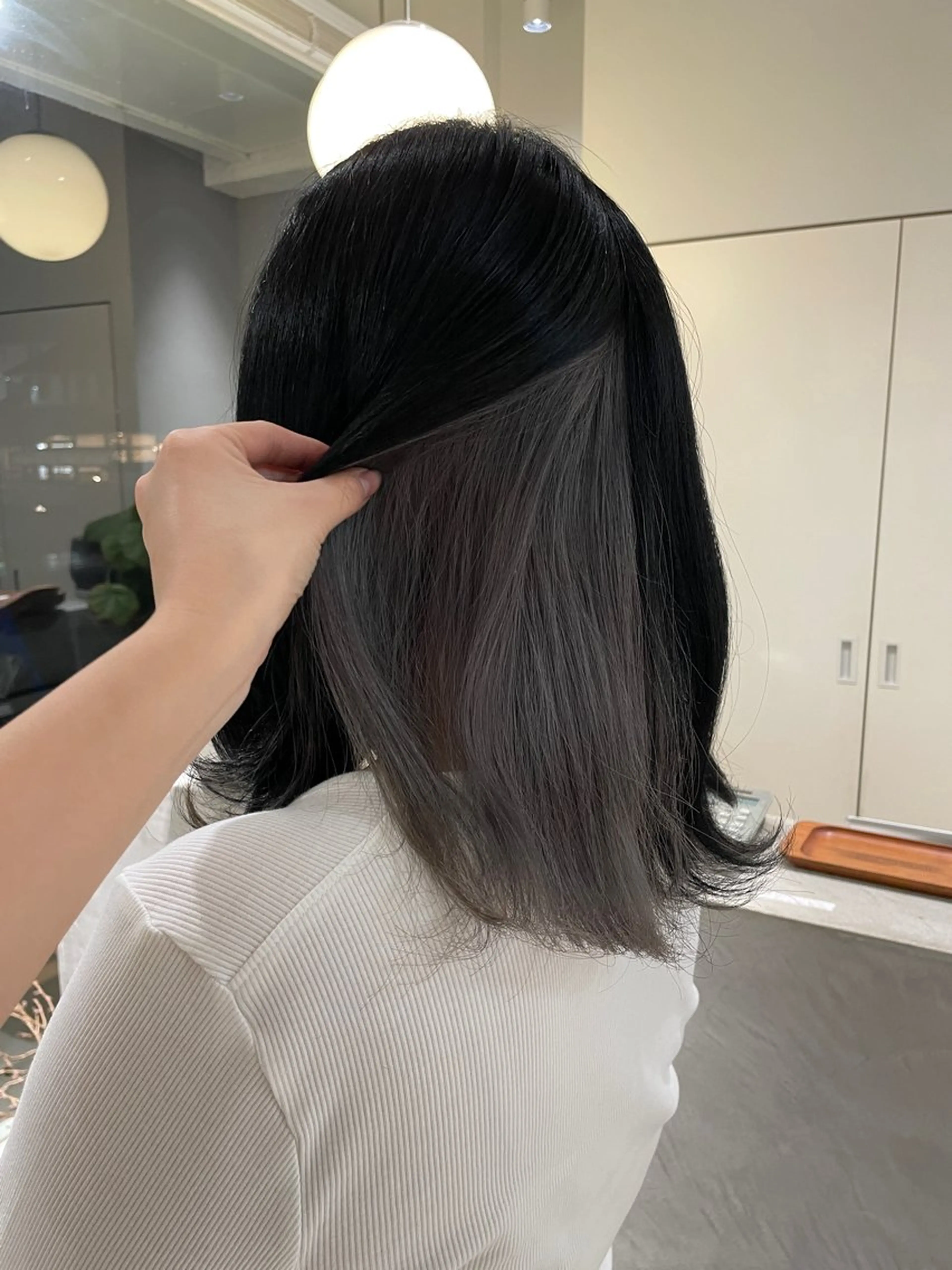 ミディアム カラー 黒髪 インナーカラー シルバー ヘアカラー 安西 香利奈のヘアスタイル