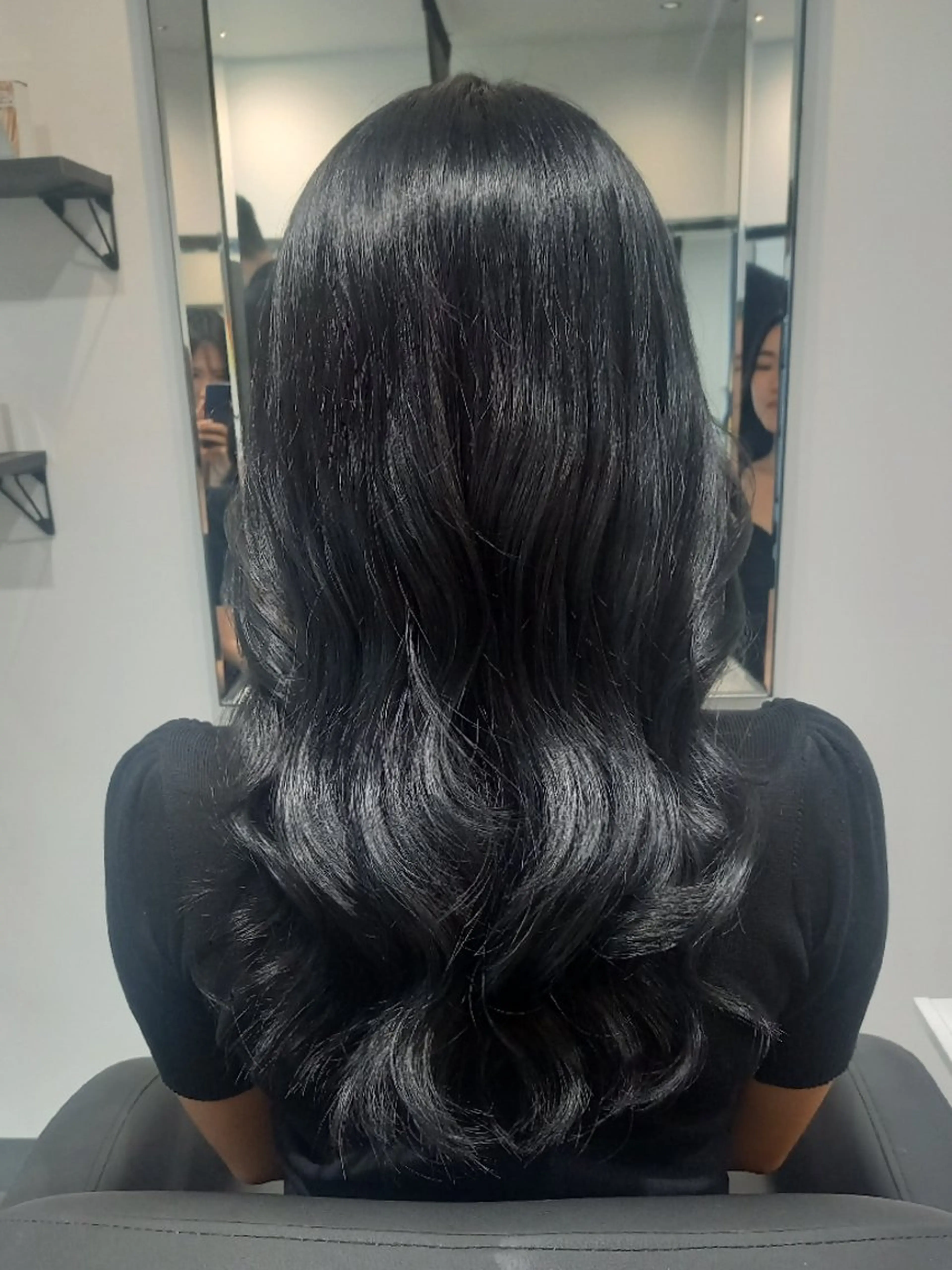 カラー 黒髪 ブルーカラー ブルーブラック pams所属・LEE HANAのヘアスタイル