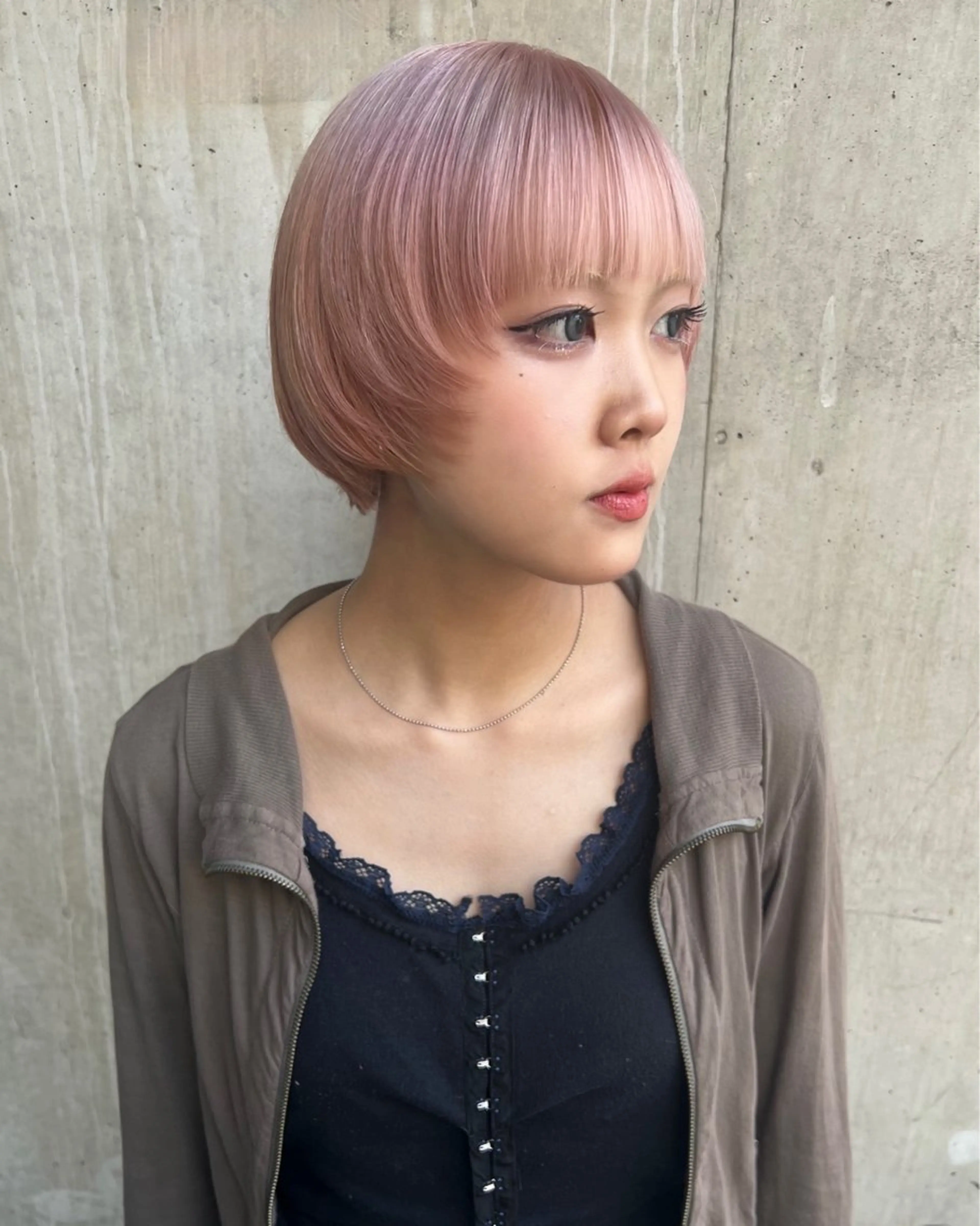 ショート カラー ブリーチ カット ヘアカラー トリートメント RAIMA ハイトーンレイヤーのヘアスタイル