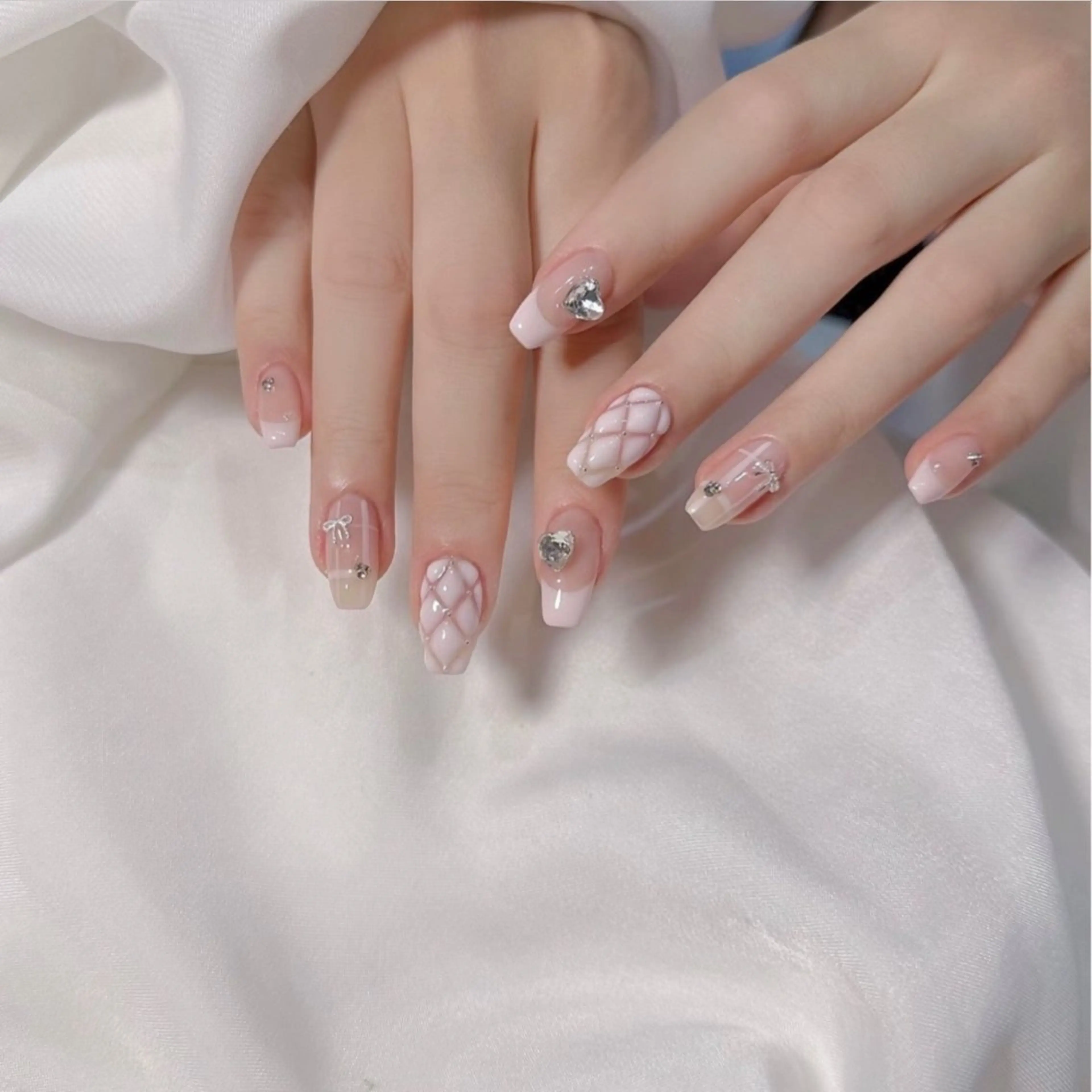ネイル アニマル柄 オーロラネイル チークネイル フラッシュネイル ジェルネイル ハンドネイル Lyna Nail のネイルデザイン