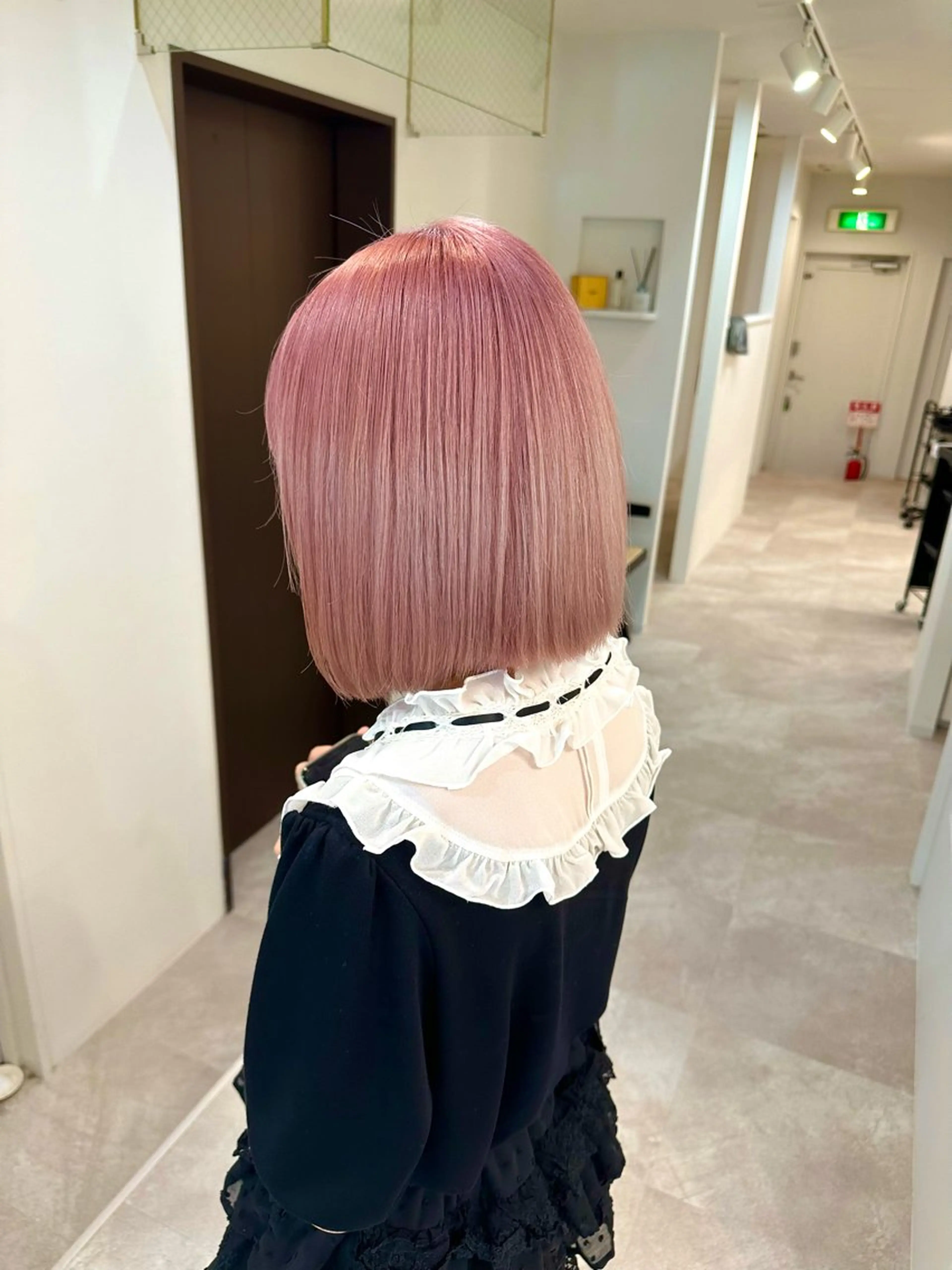 ショート カラー ヘアアレンジ ブリーチ ケアブリーチ ピンクカラー ホワイトピンク カット ヘアカラー SALOWIN京都河原町Suite店所属・外国人風レイヤー/ ハイトーンSHUのヘアスタイル