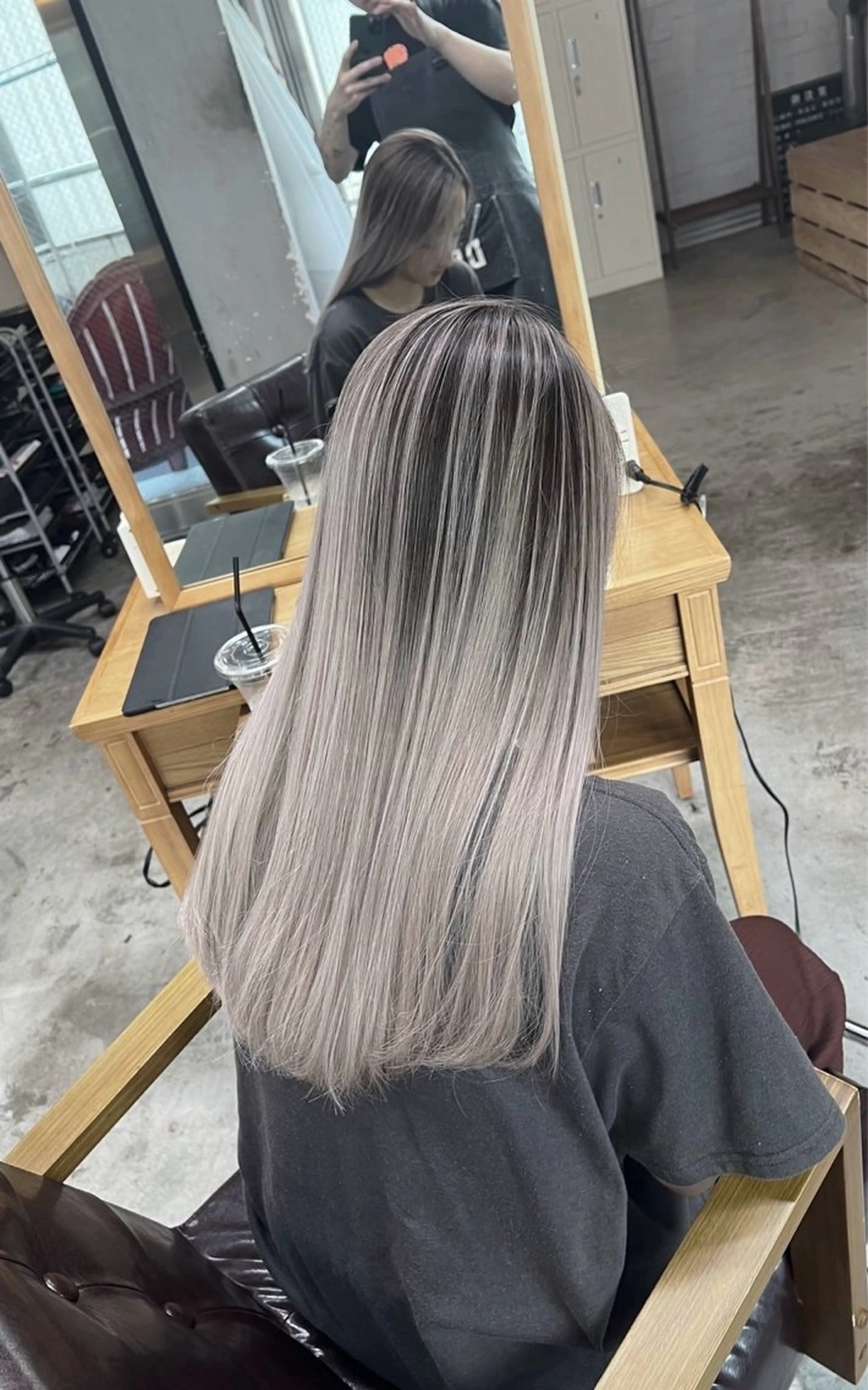 ロング カラー バレイヤージュ シルバー ホワイトシルバー レイヤーカット ヘアカラー トリートメント ROBIN所属・指名数No.1 /NAOYAのヘアスタイル