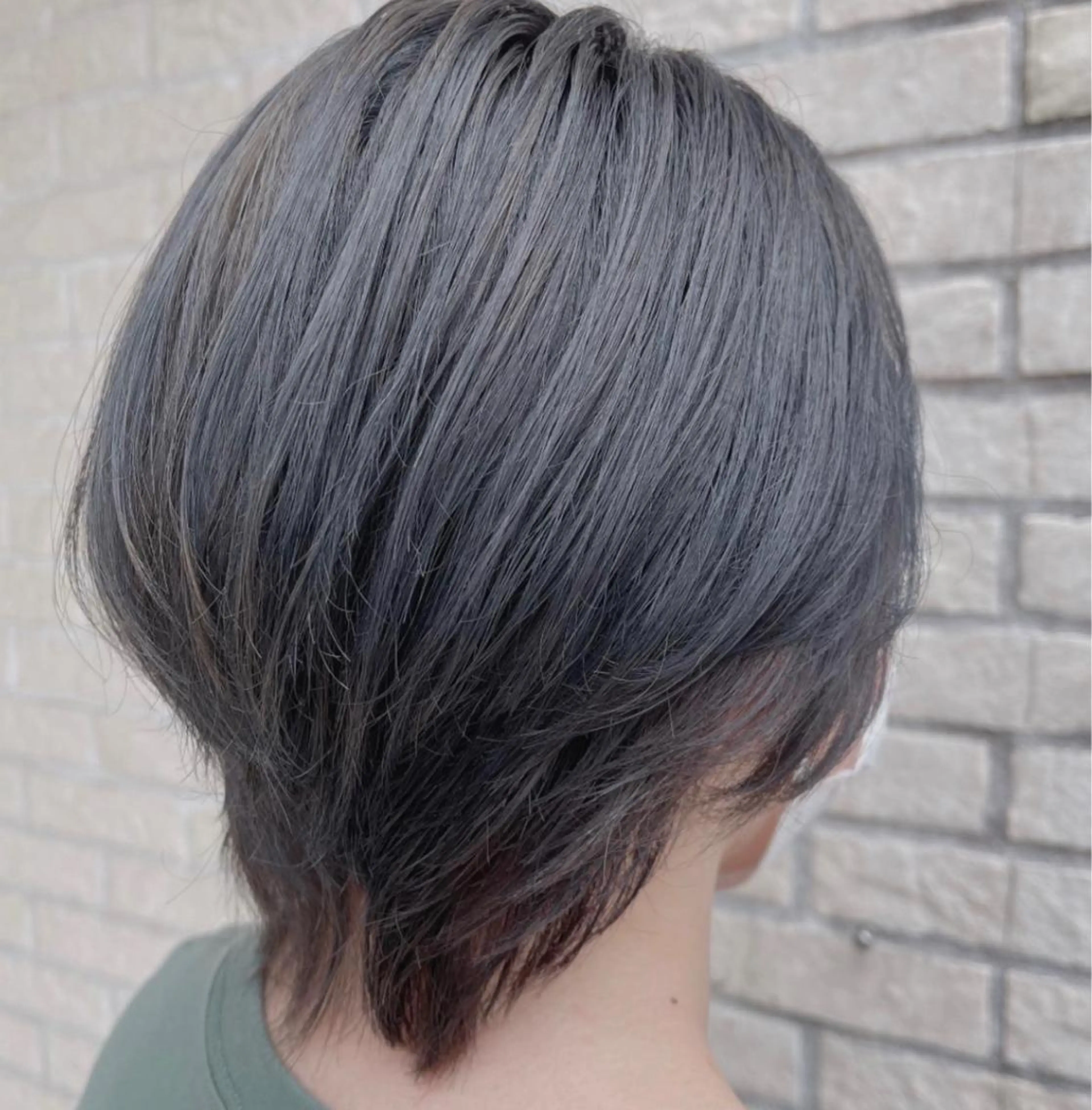 ショート 艶髪 インナーカラーのヘアスタイル
