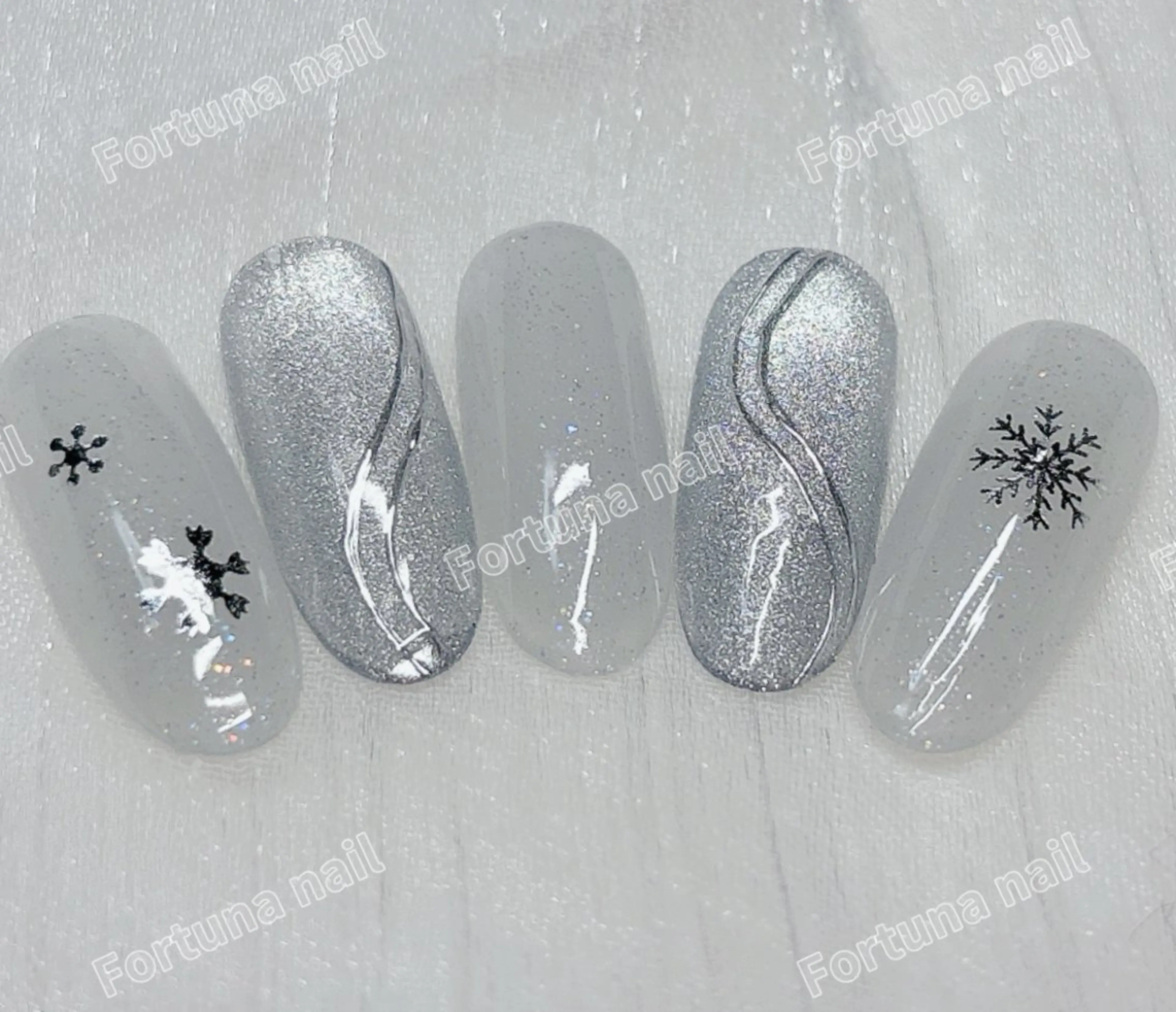 ネイル 冬ネイル クリスマス ハンドネイル Nail •Head スパFortunaのネイルデザイン