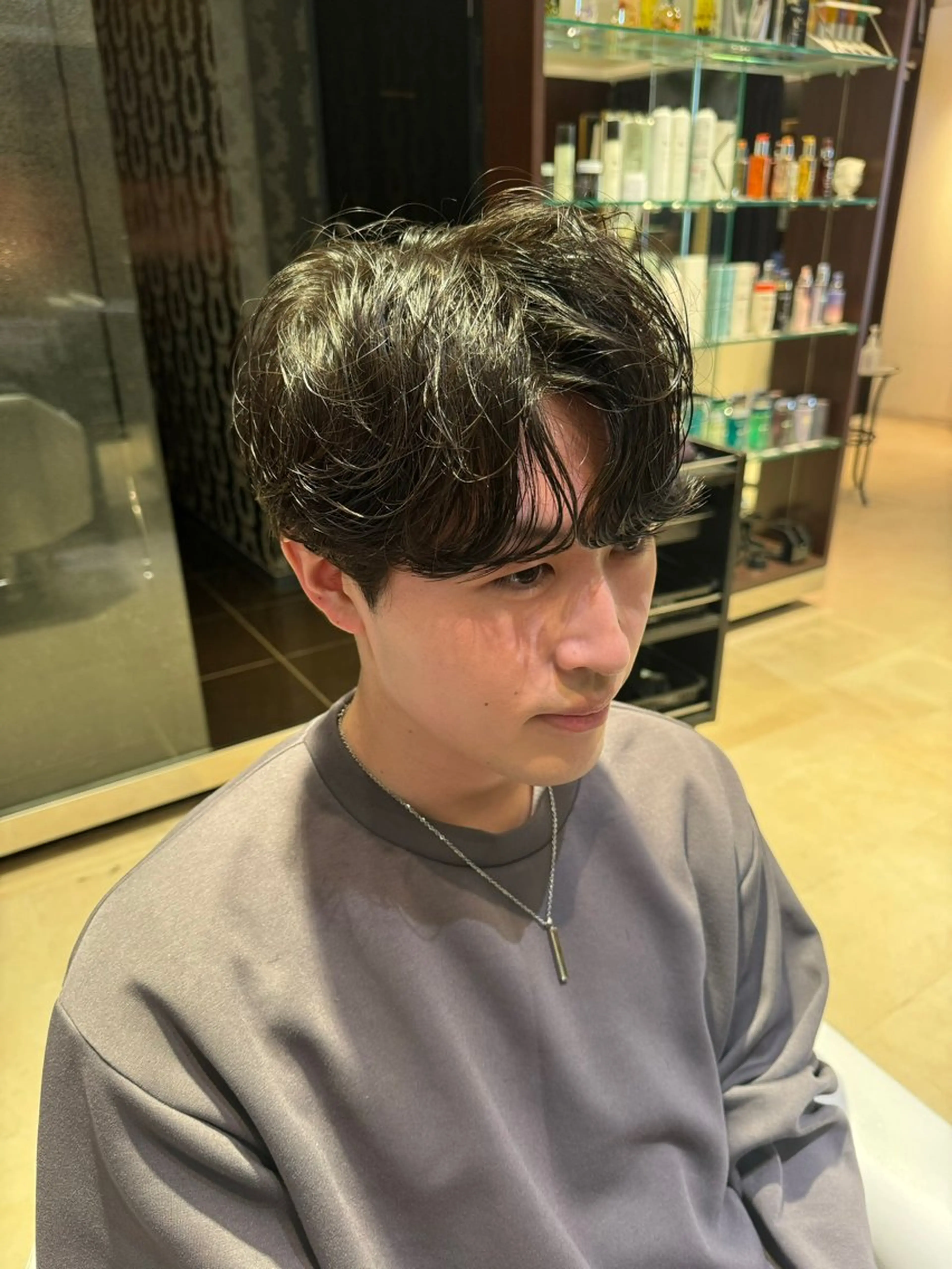 ショート パーマ メンズ センターパート コンマヘア ダウンパーマ カルマパーマ メンズ韓国風 YUKI🇰🇷 カルマ／ダウンパーマのヘアスタイル