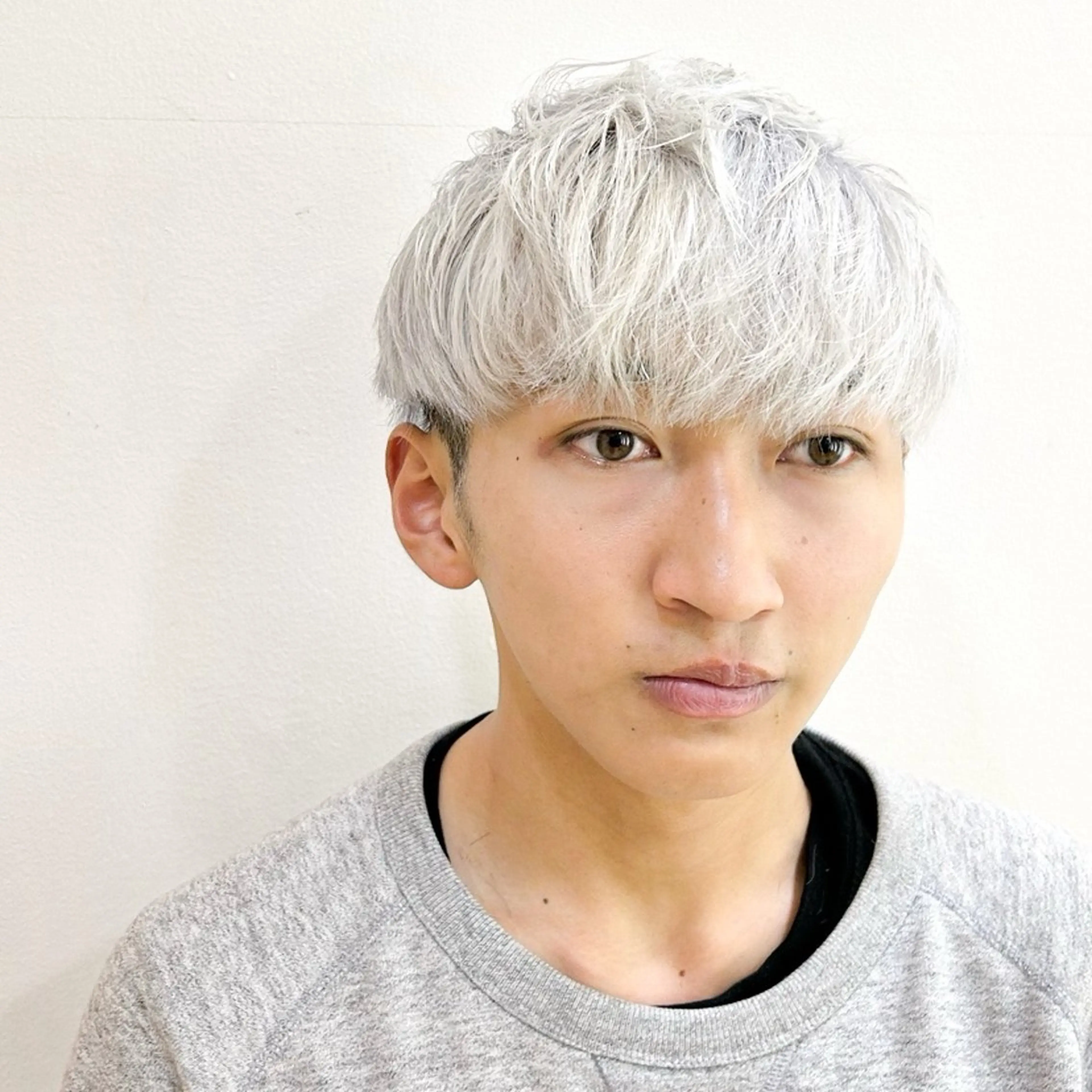 ショート カラー メンズ メンズブリーチ メンズハイトーン アッシュ ブリーチ ケアブリーチ カット ヘアカラー トリートメント デザインカラー/ 推しの配色　肥後のヘアスタイル