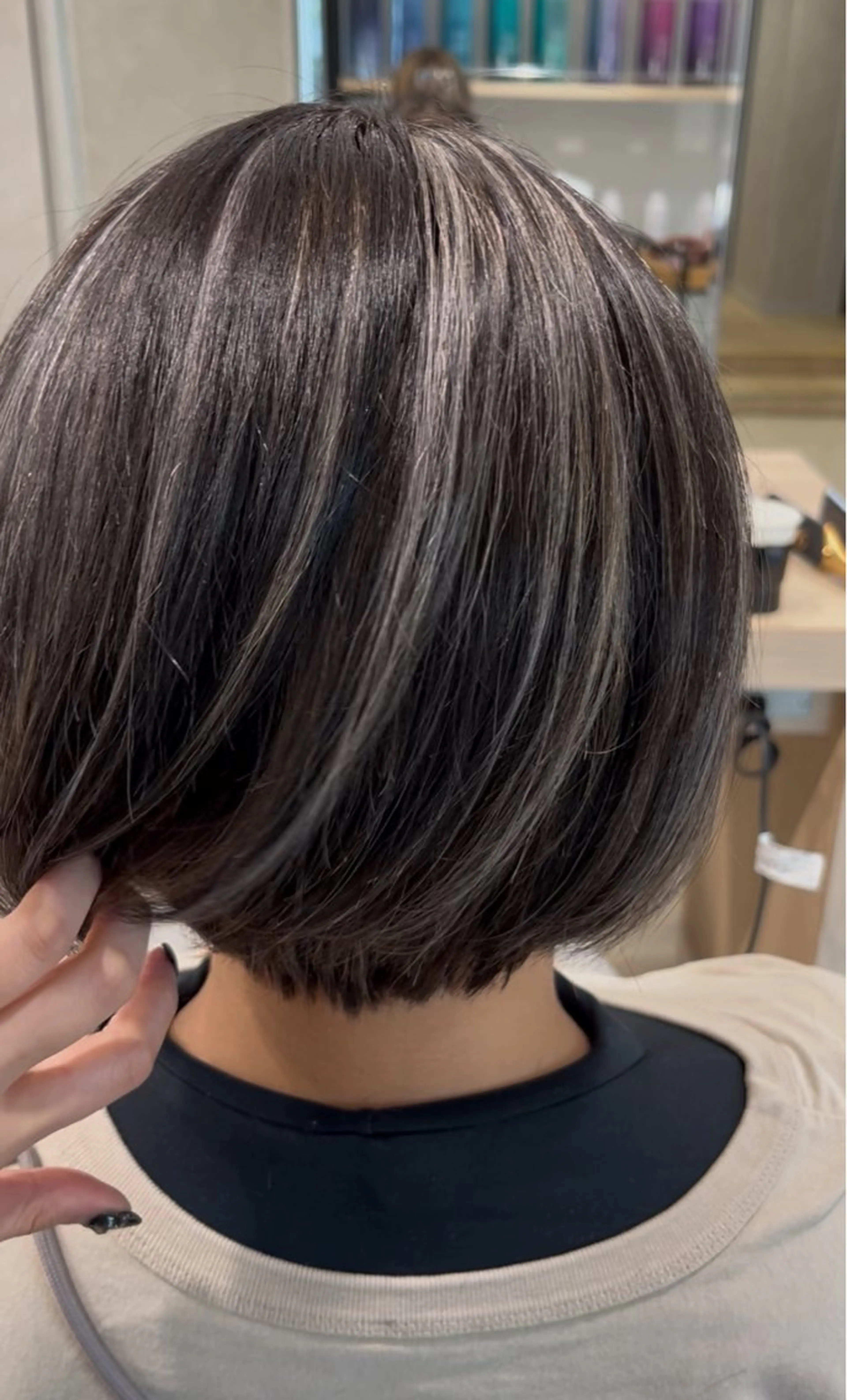 ミディアム カラー ベージュカラー 透明感カラー ハイライトカラー シルバー シルバーベージュ カット ヘアカラー 巖本 真希のヘアスタイル