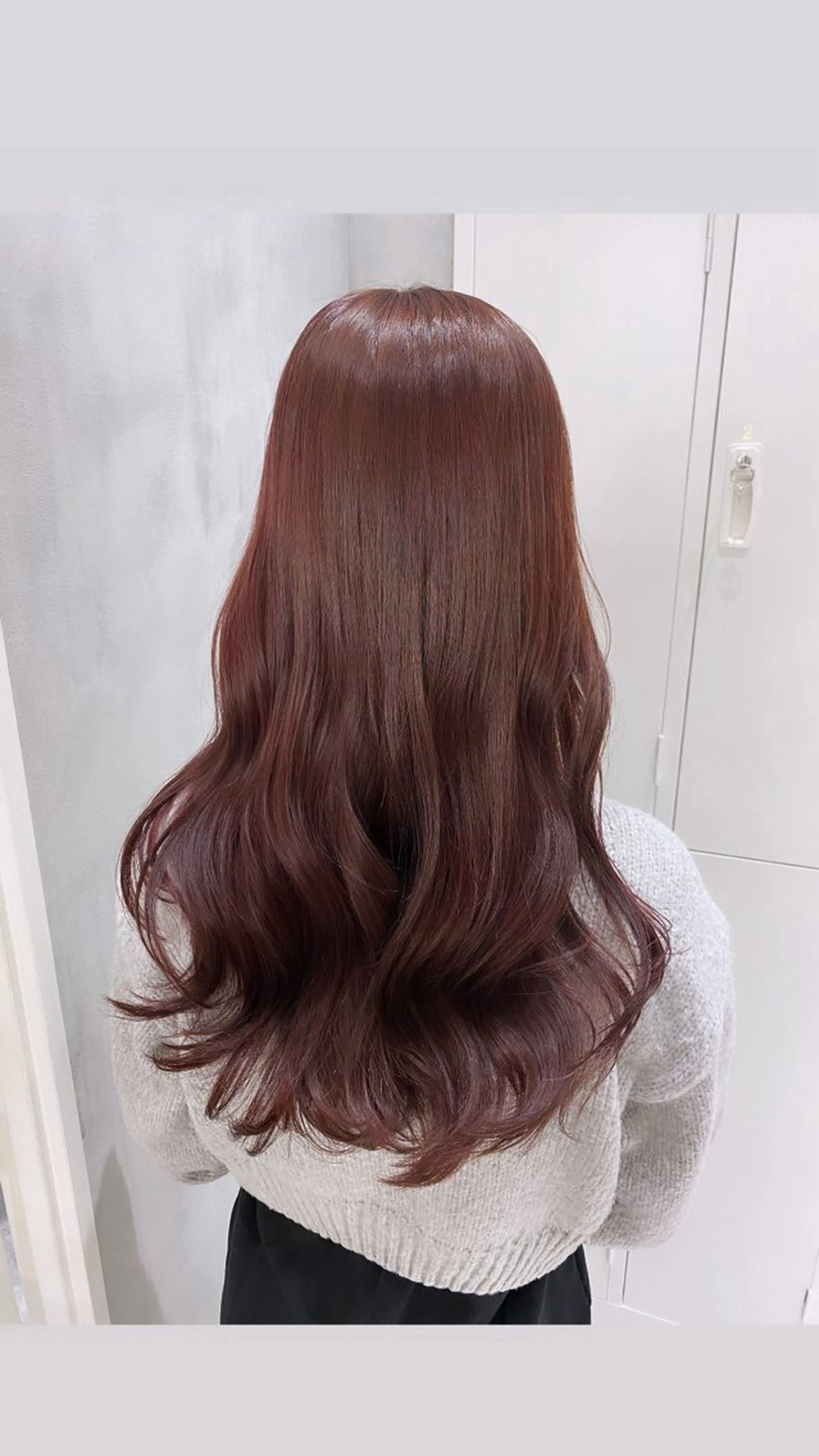ロング カラー レッドカラー カット ヘアカラー トリートメント a .のヘアスタイル