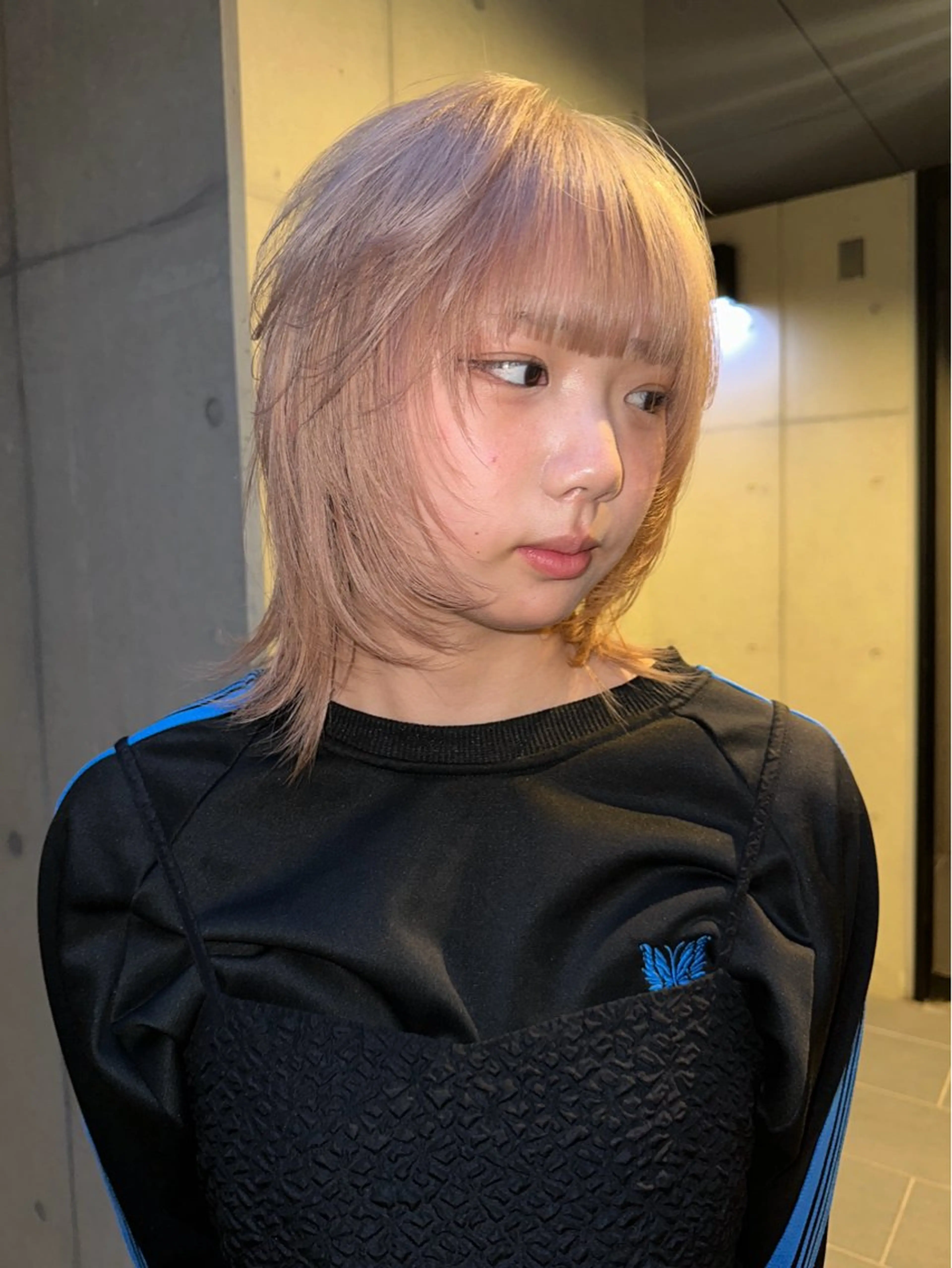 ミディアム カラー ベージュカラー ブロンド ミルクティーベージュ ホワイトベージュ ホワイトブロンド カット ヘアカラー ウルフ/レイヤー🟠 山本祐輔🟠のヘアスタイル