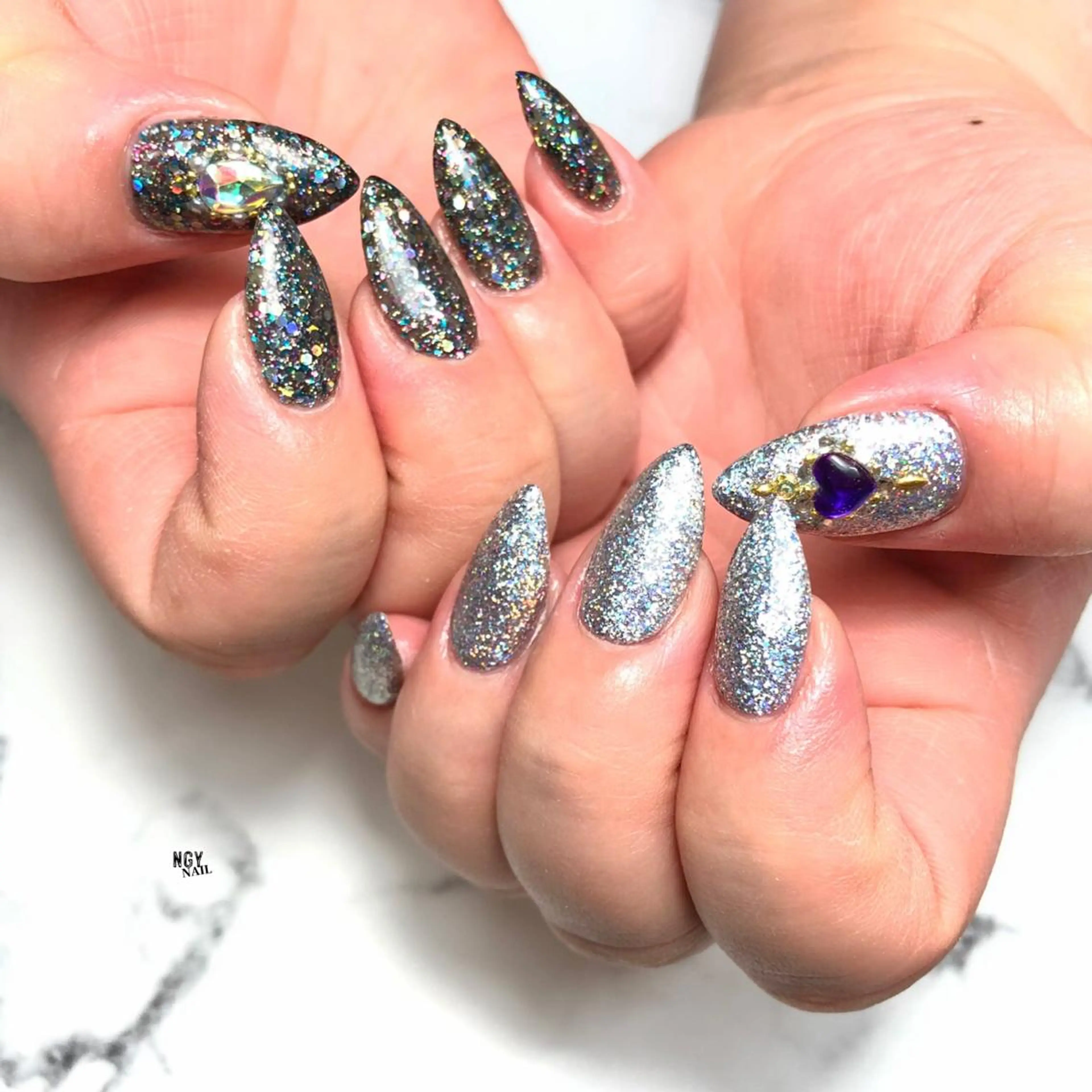 ネイル オーロラネイル キラキラネイル 韓国ネイル ラメ(グリッター) ロングネイル ハンドネイル NAIL NOWのネイルデザイン