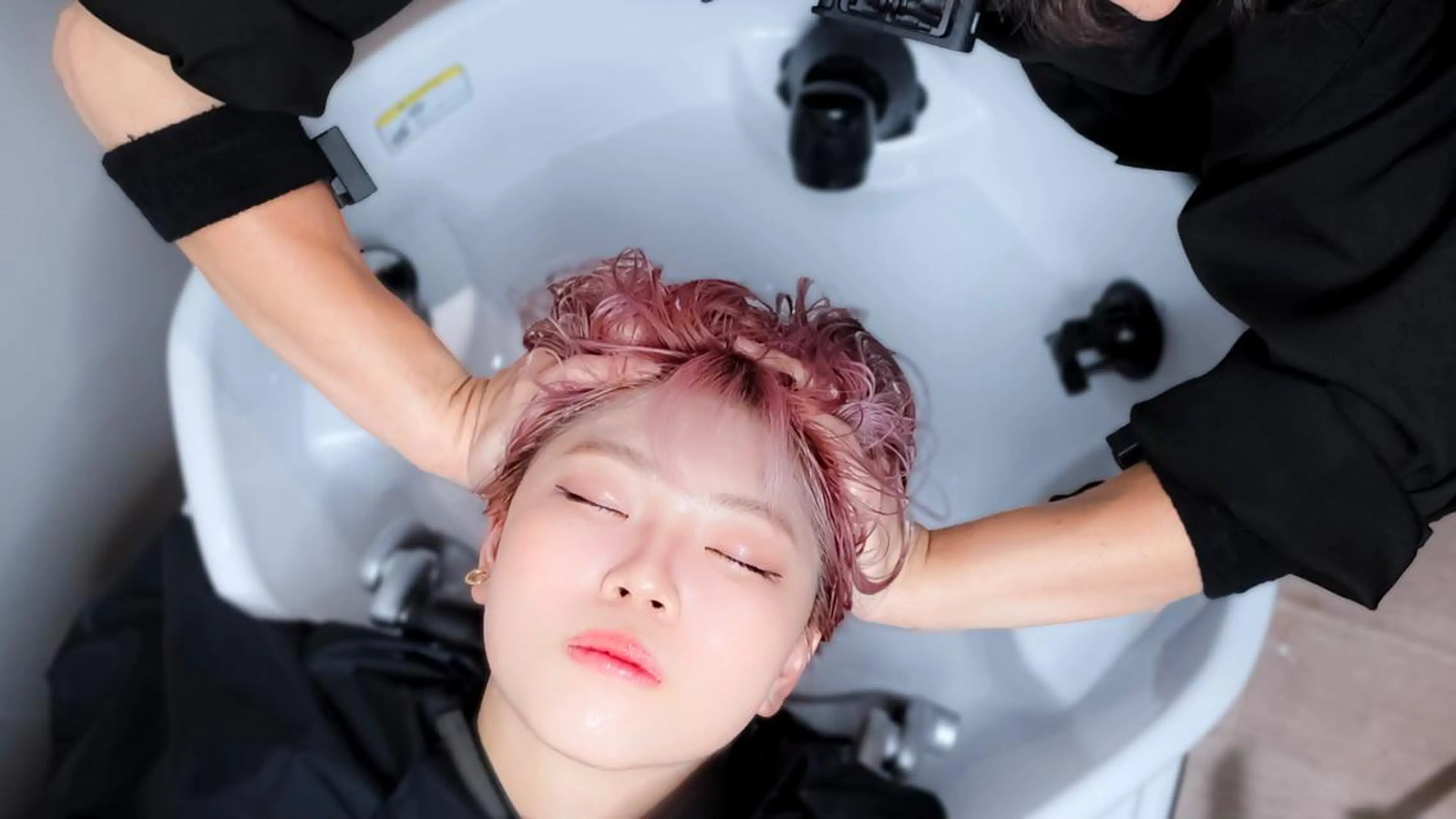 ぱつっとボブ/Wカラ ー/ことこ🍒のヘアスタイル