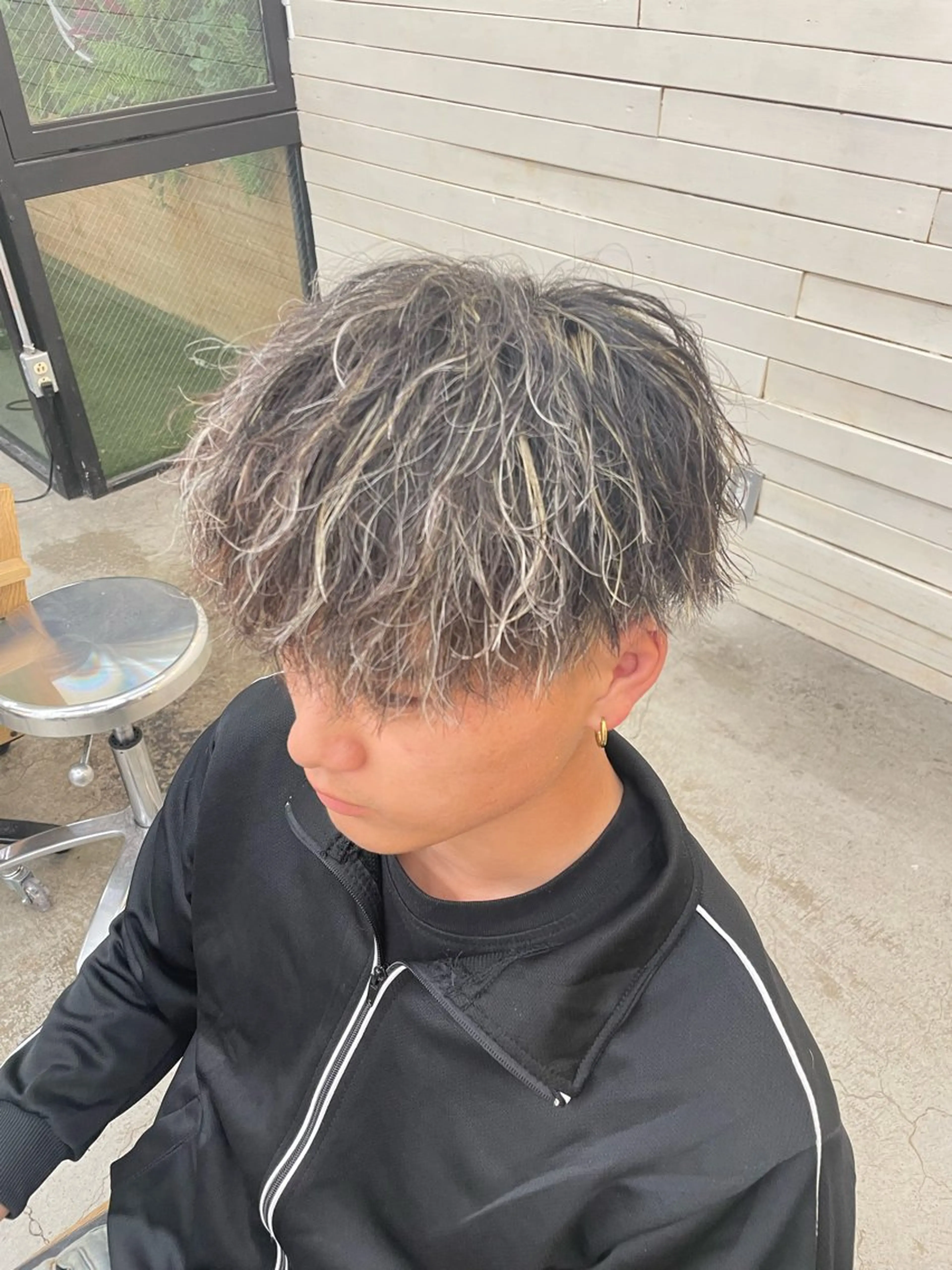 カラー メンズ メンズブリーチ メンズハイライト ブリーチ ハイライトカラー sunc所属・安野 碧のヘアスタイル
