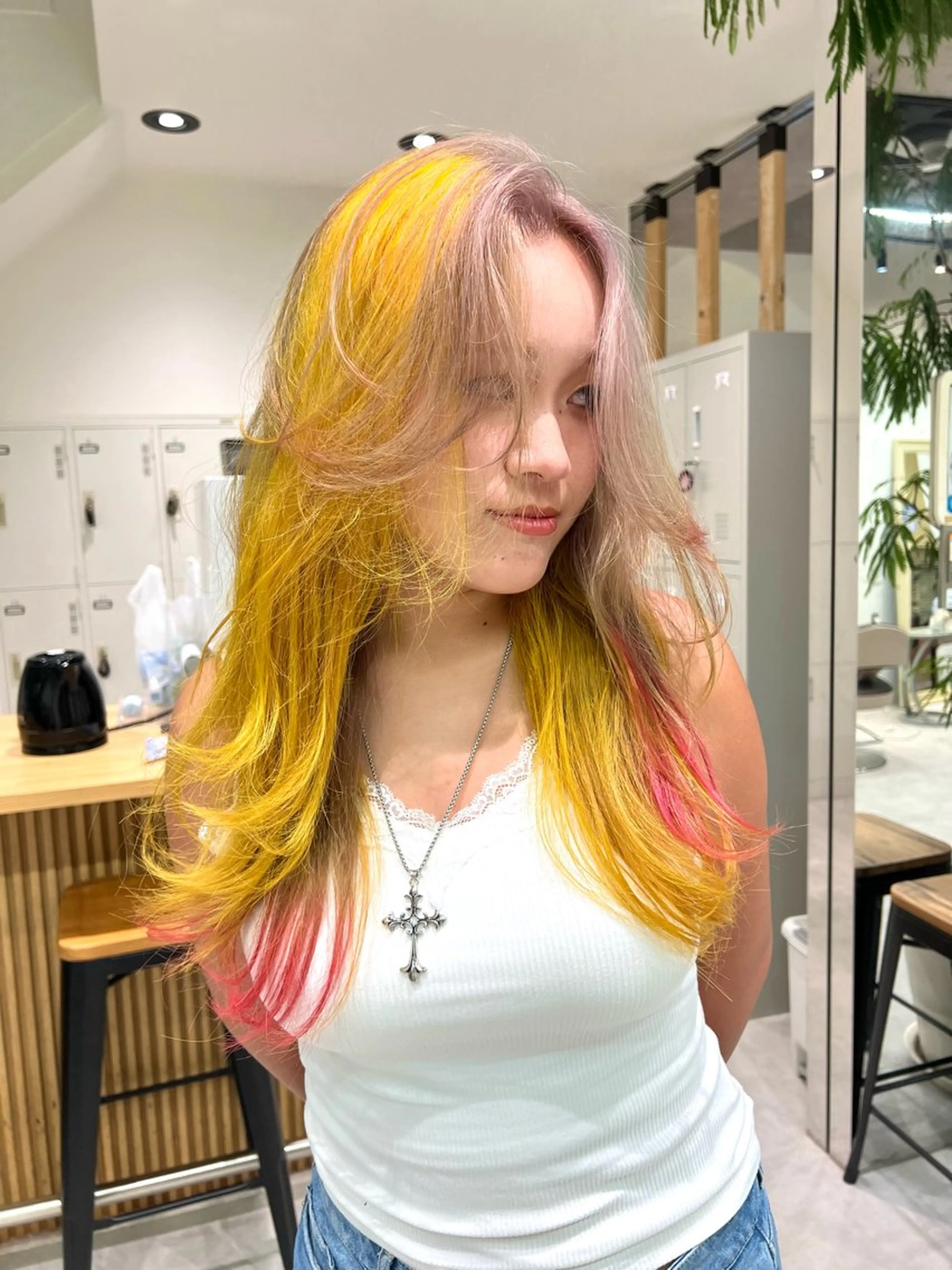 セミロング カラー ヘアカラー トリートメント ダブルカラーブリーチ 髪質改善　縮毛矯正のヘアスタイル