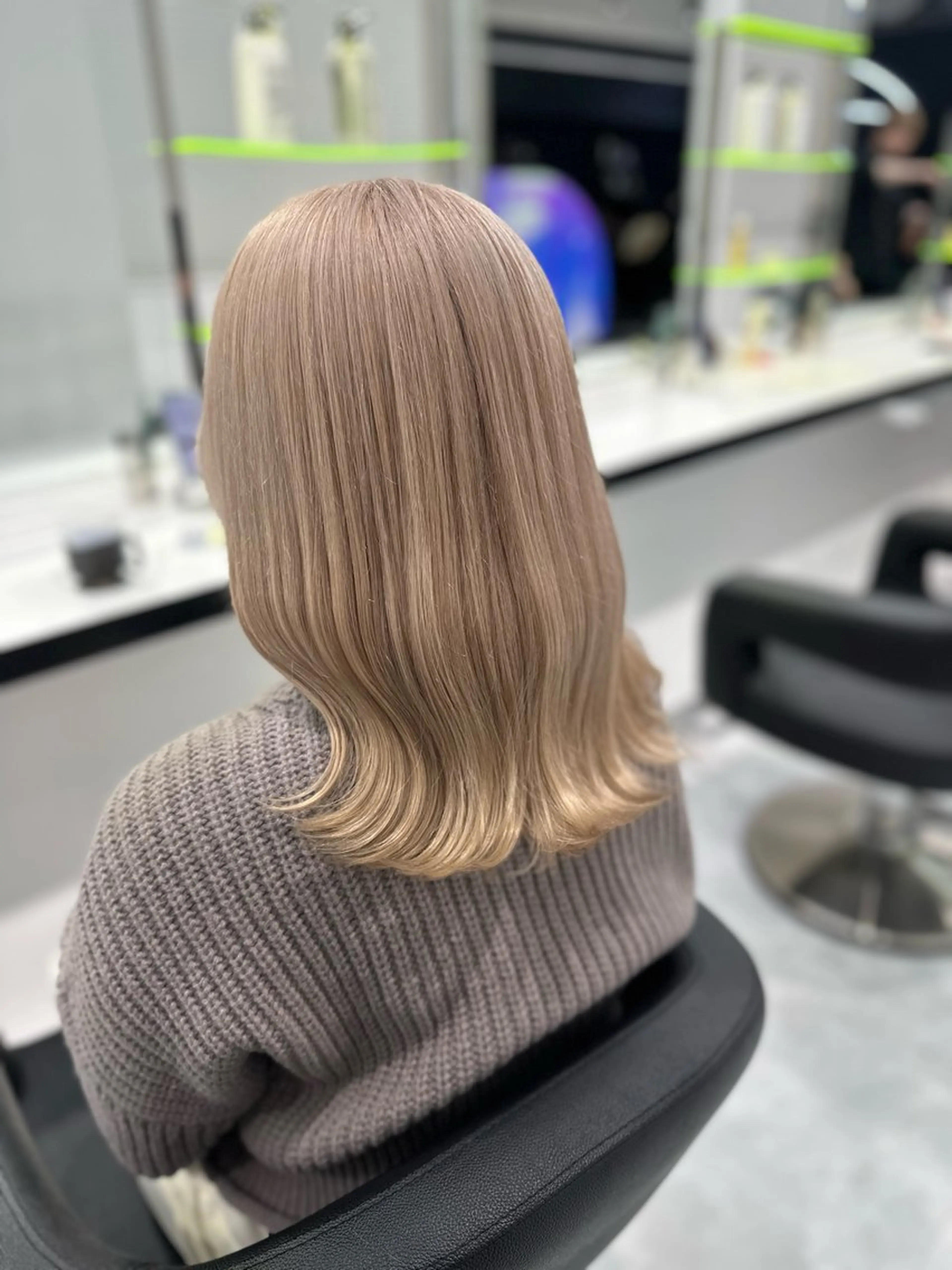 ミディアム カラー ヘアカラー ヘッドスパ 🫧ハイトーン🫧 ベージュ🫧徹哉のヘアスタイル