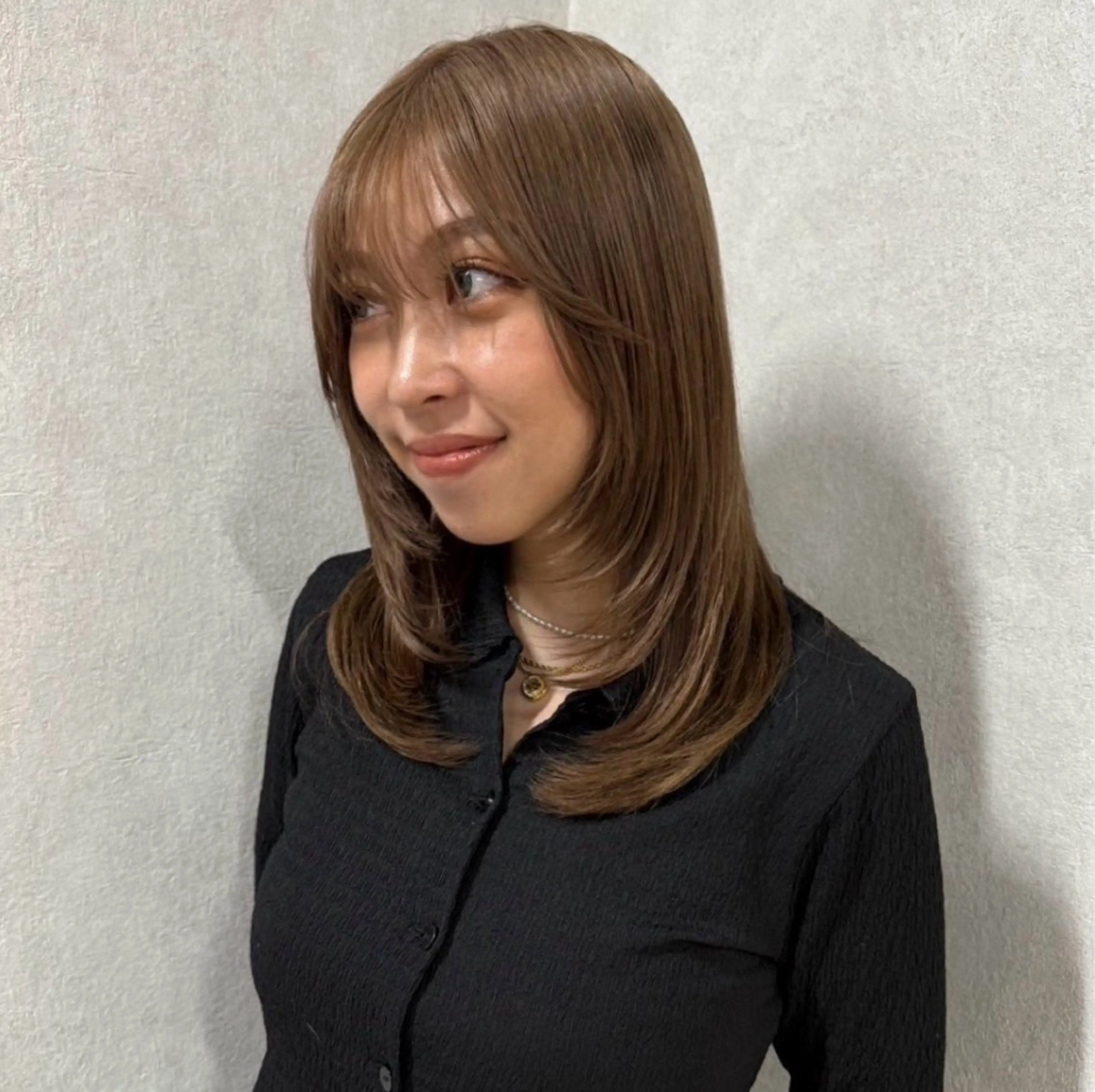 ミディアム カラー アッシュ ベージュカラー ブリーチ 透明感カラー ダブルカラー カット ヘアカラー レイヤー /髪質改善/ariのヘアスタイル
