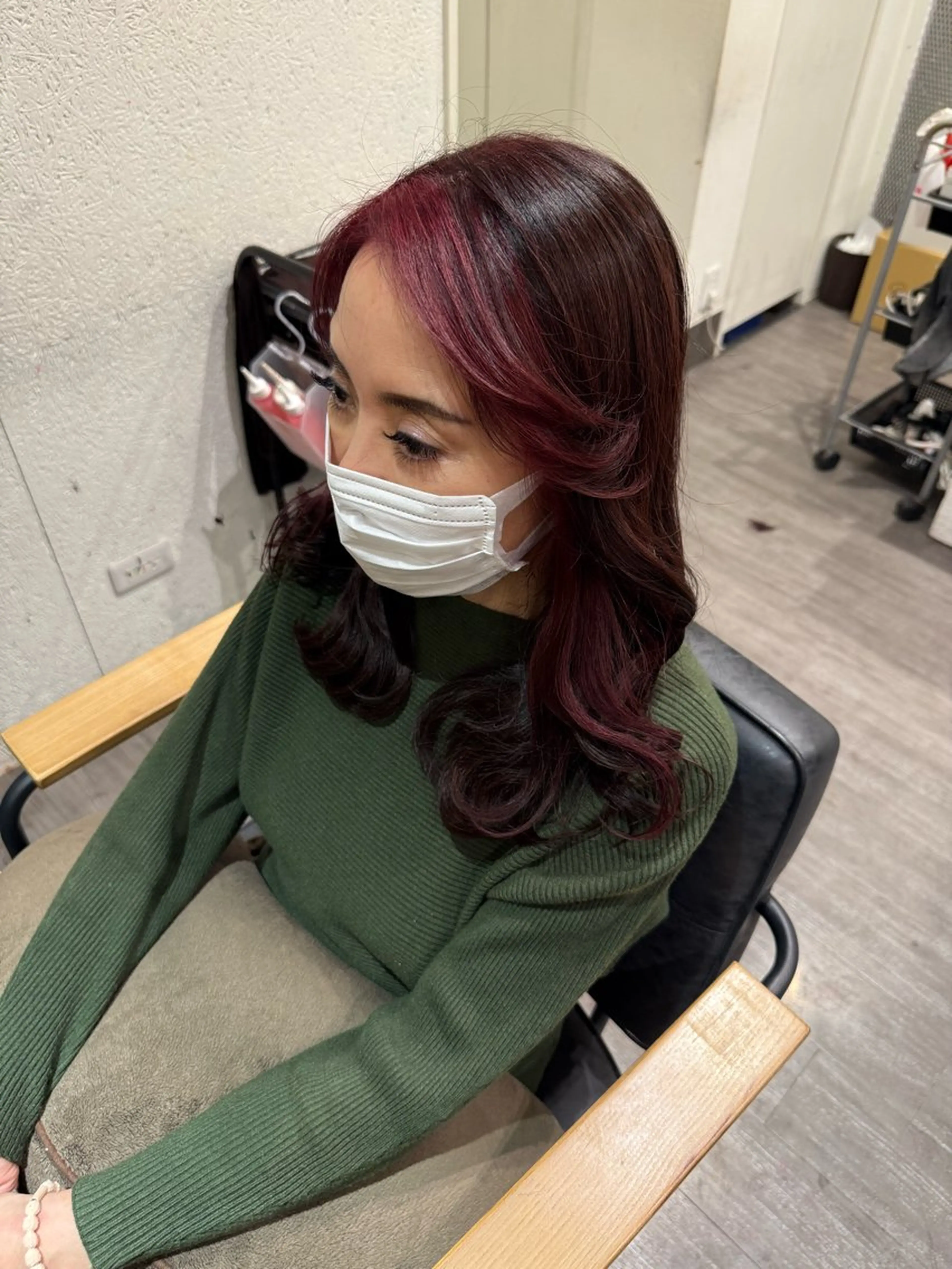 セミロング カラー カシス レッドカラー カット ヘアカラー トリートメント 上田 紗也のヘアスタイル