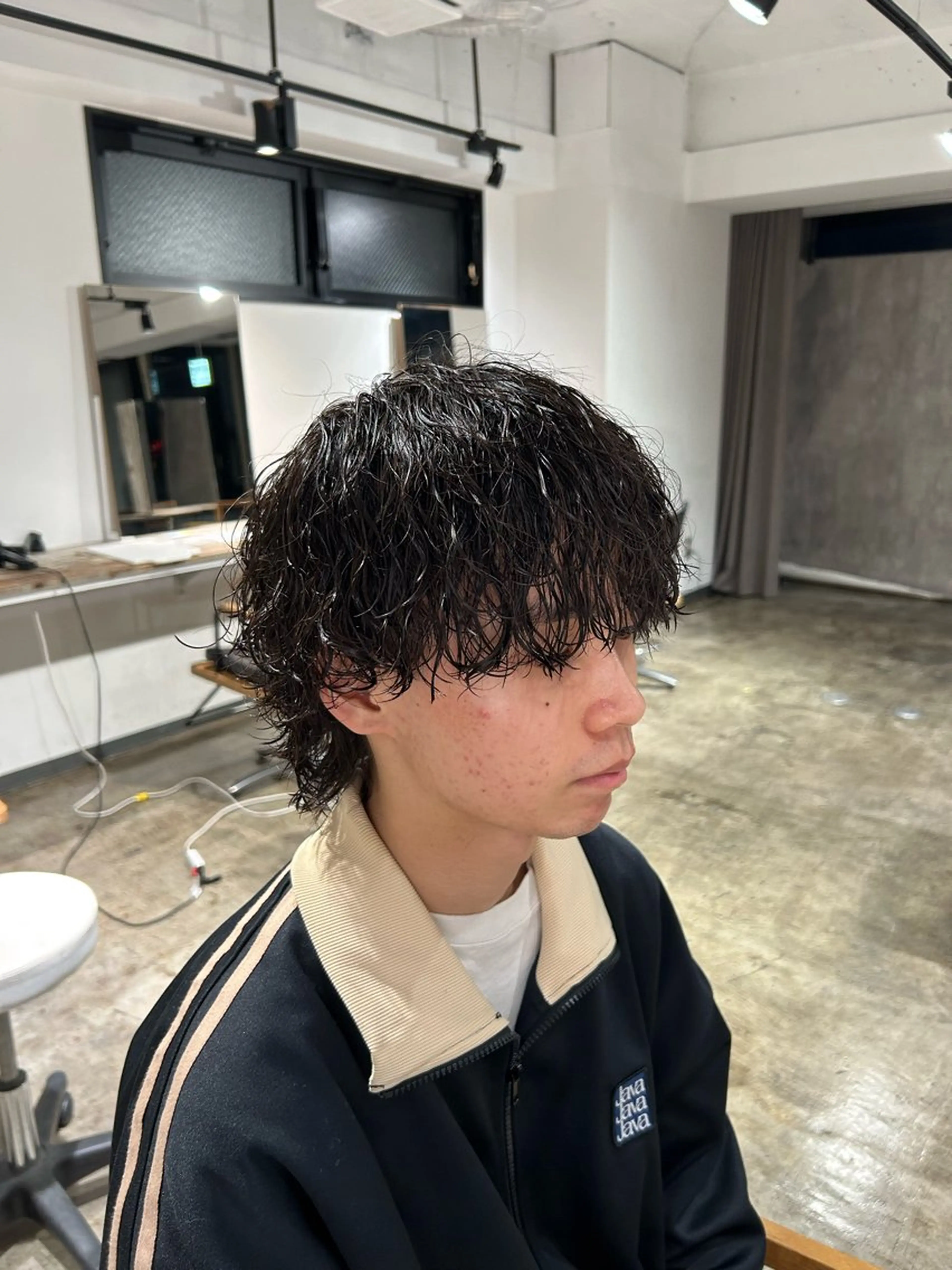 ミディアム パーマ メンズ ミディアムパーマ メンズパーマ 波巻きパーマ フェザーパーマ癖毛 曲がる縮毛矯正森岡のヘアスタイル