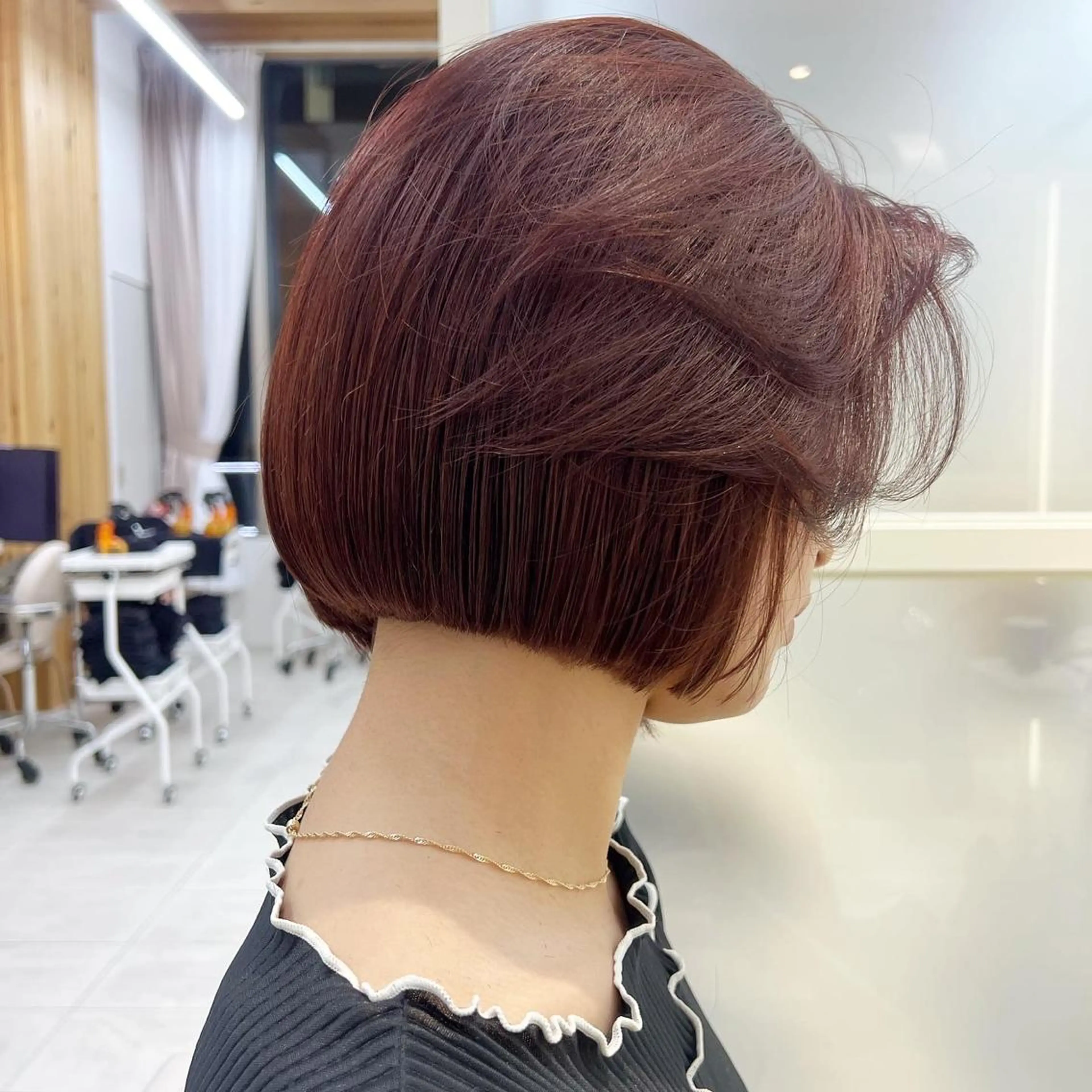 ショート カラー ミストバング グレージュ ボブ くびれヘア 斜めバング カット ヘアカラー トリートメント ニュアンスレイヤー ハイトーンカラーのヘアスタイル