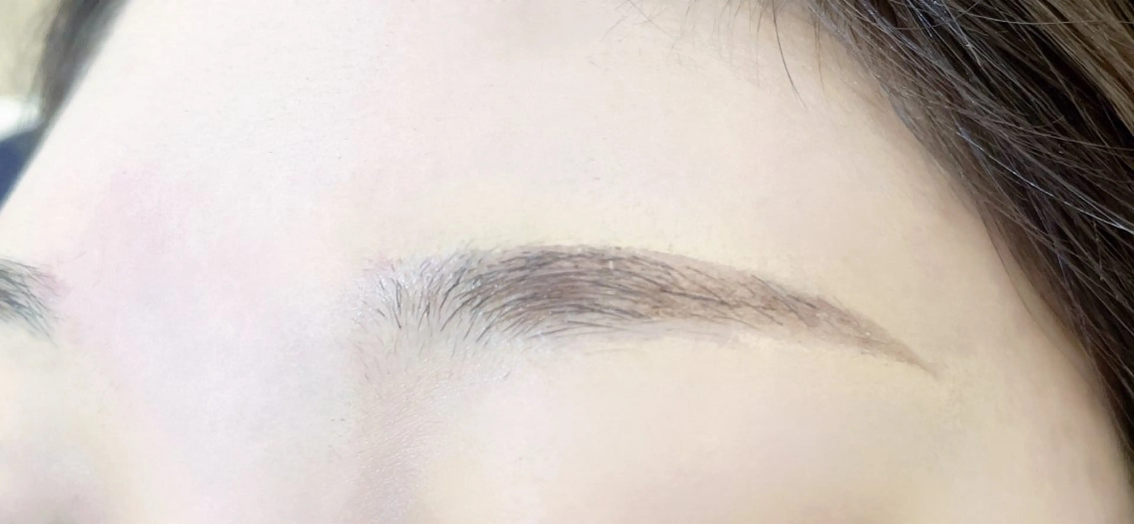 アイブロウ 眉毛ワックス脱毛 岡本葵子カットモデル ┊束感マツエクのマツエク・マツパデザイン