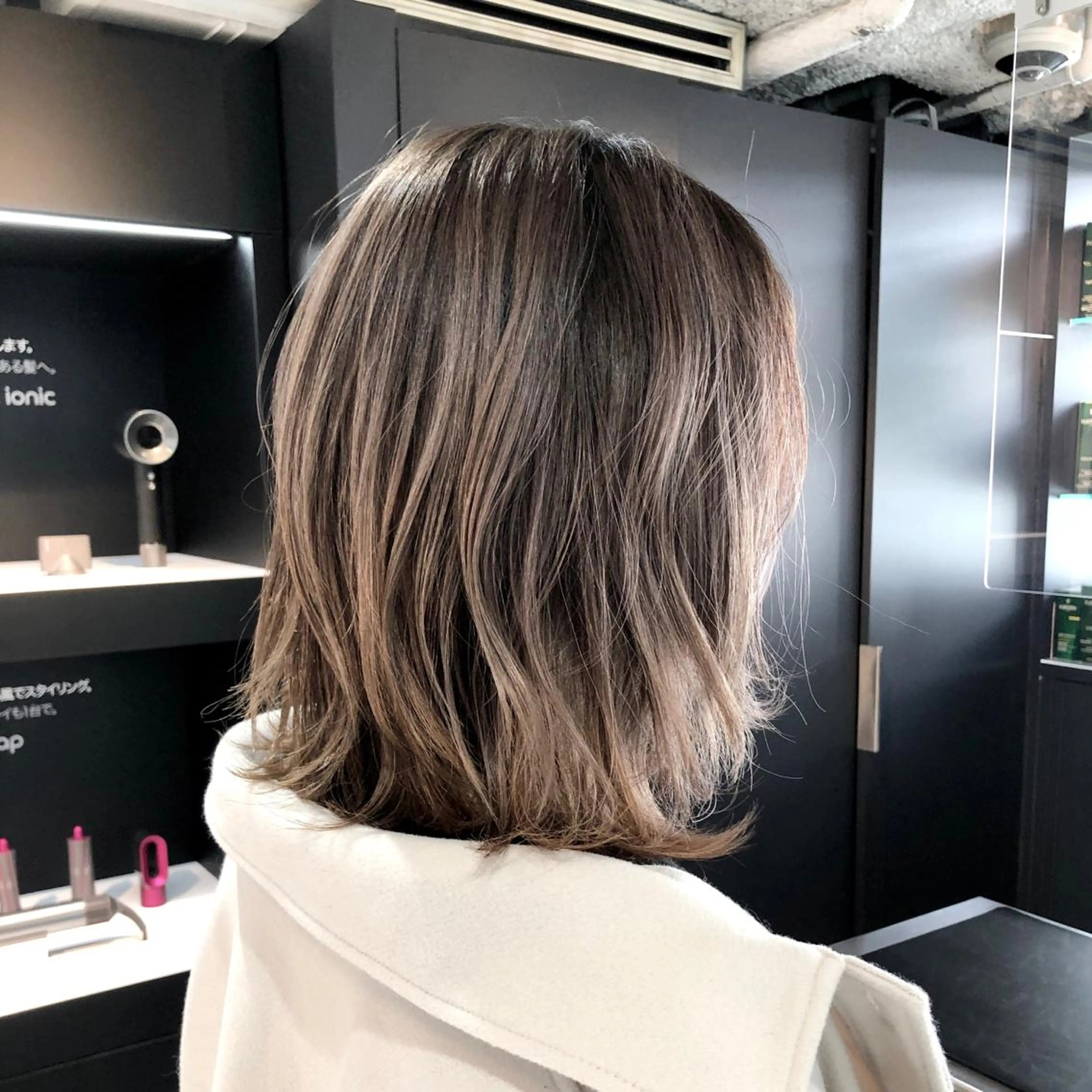 セミロング 白髪ぼかしモデル募集 赤岡翔太のヘアスタイル