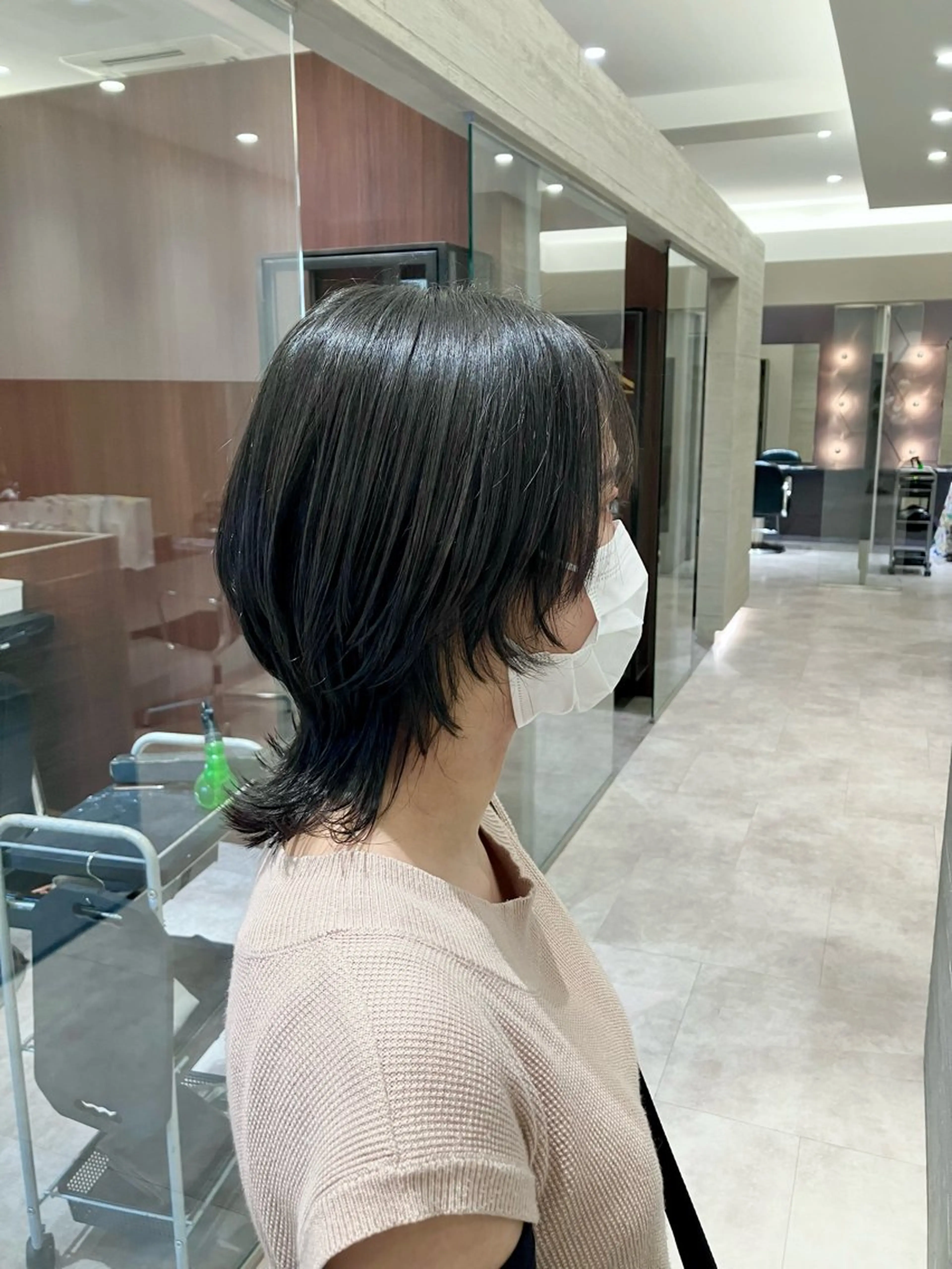 ショート ウルフカット サキ🤍ハイトーン 🩰くびれ巻きヘアのヘアスタイル