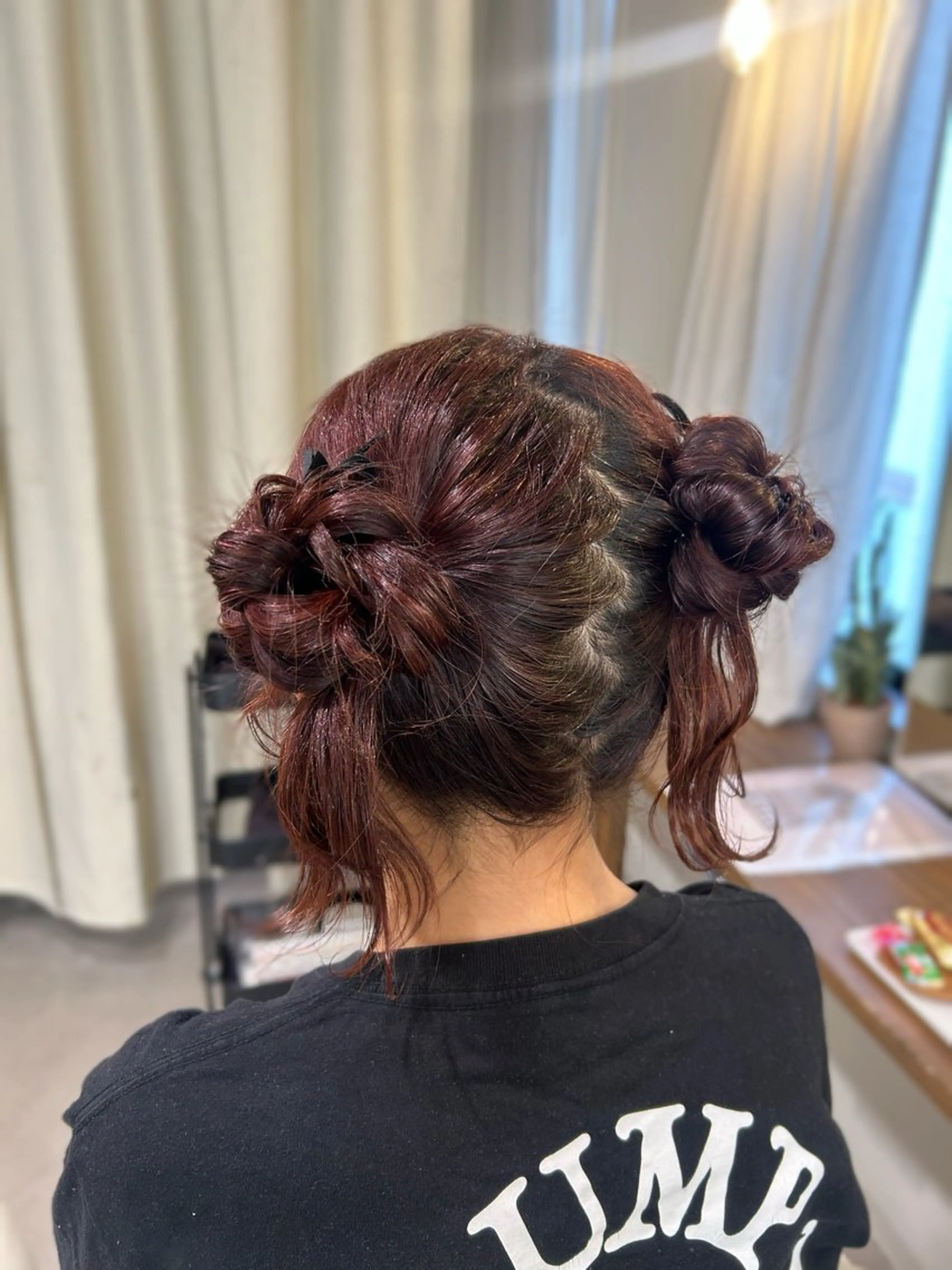 セミロング ヘアアレンジ ヘアセット shu ブラウンピンクカラーのヘアスタイル