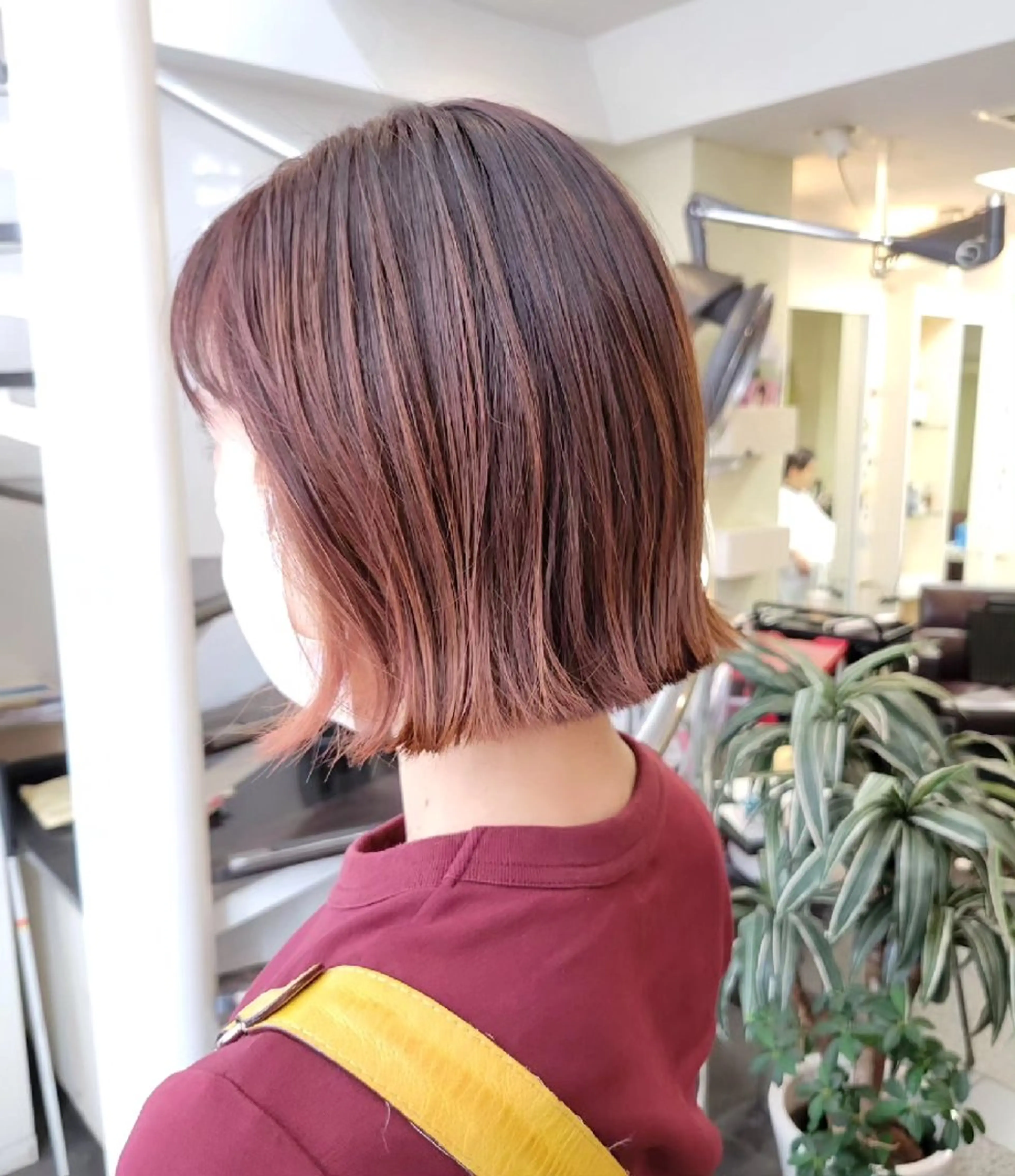 ミディアム カラー 切りっぱなしボブ イヤリングカラー ボブ 遠藤 史秋のヘアスタイル