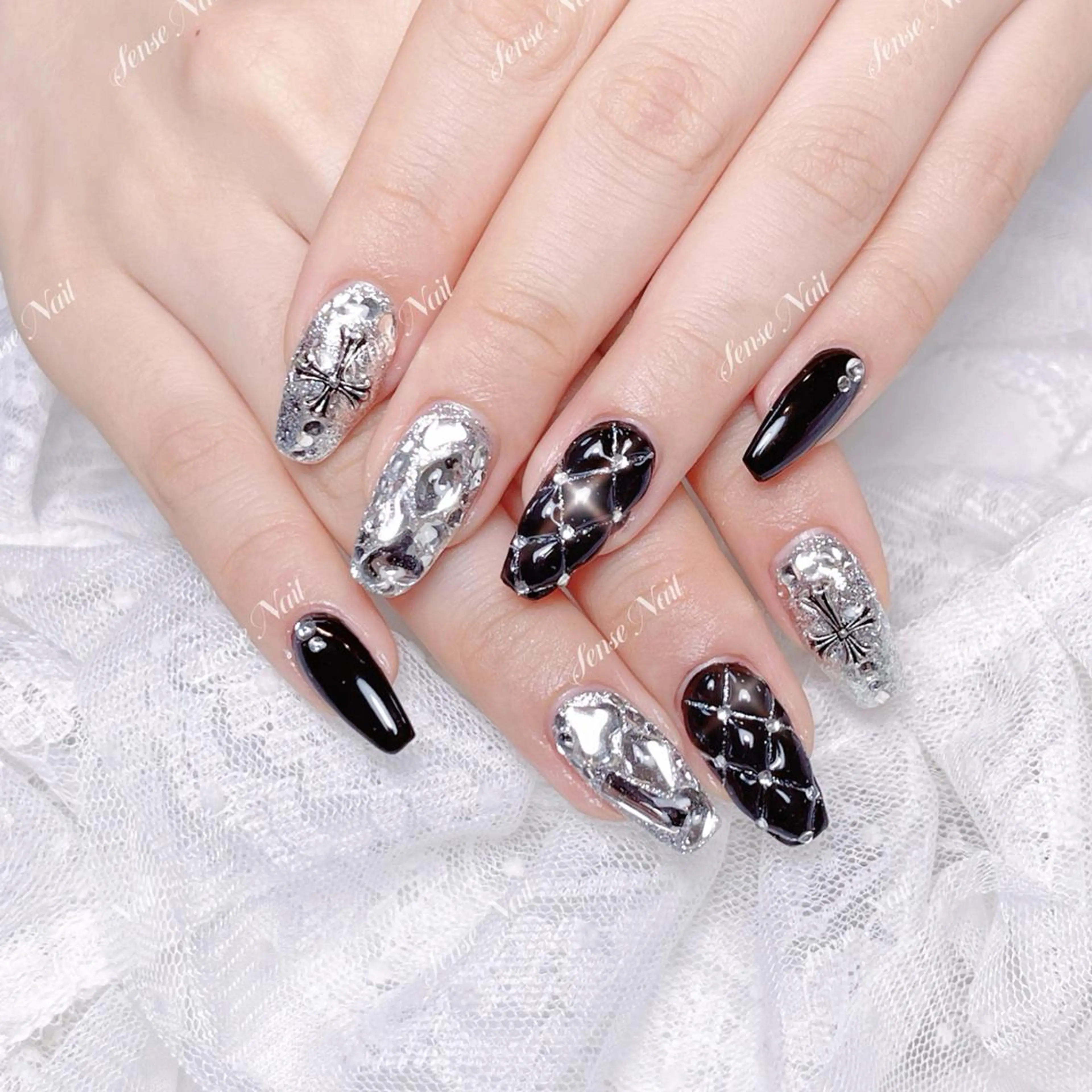 ネイル Queening 🦋のネイルデザイン