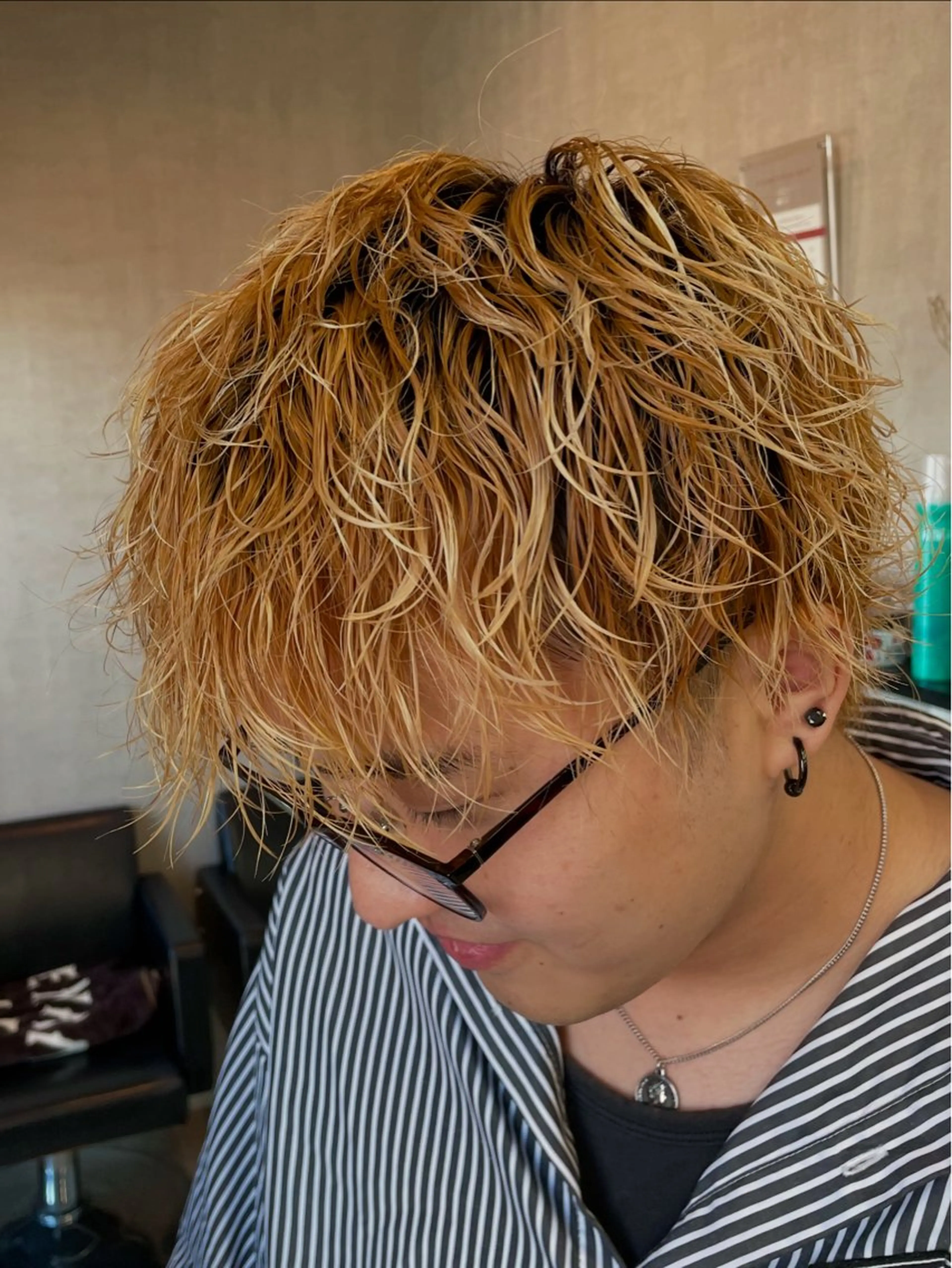 ショート パーマ メンズ メンズブリーチ メンズパーマ 波巻きパーマ カット パーマ 大島 渓翔のヘアスタイル