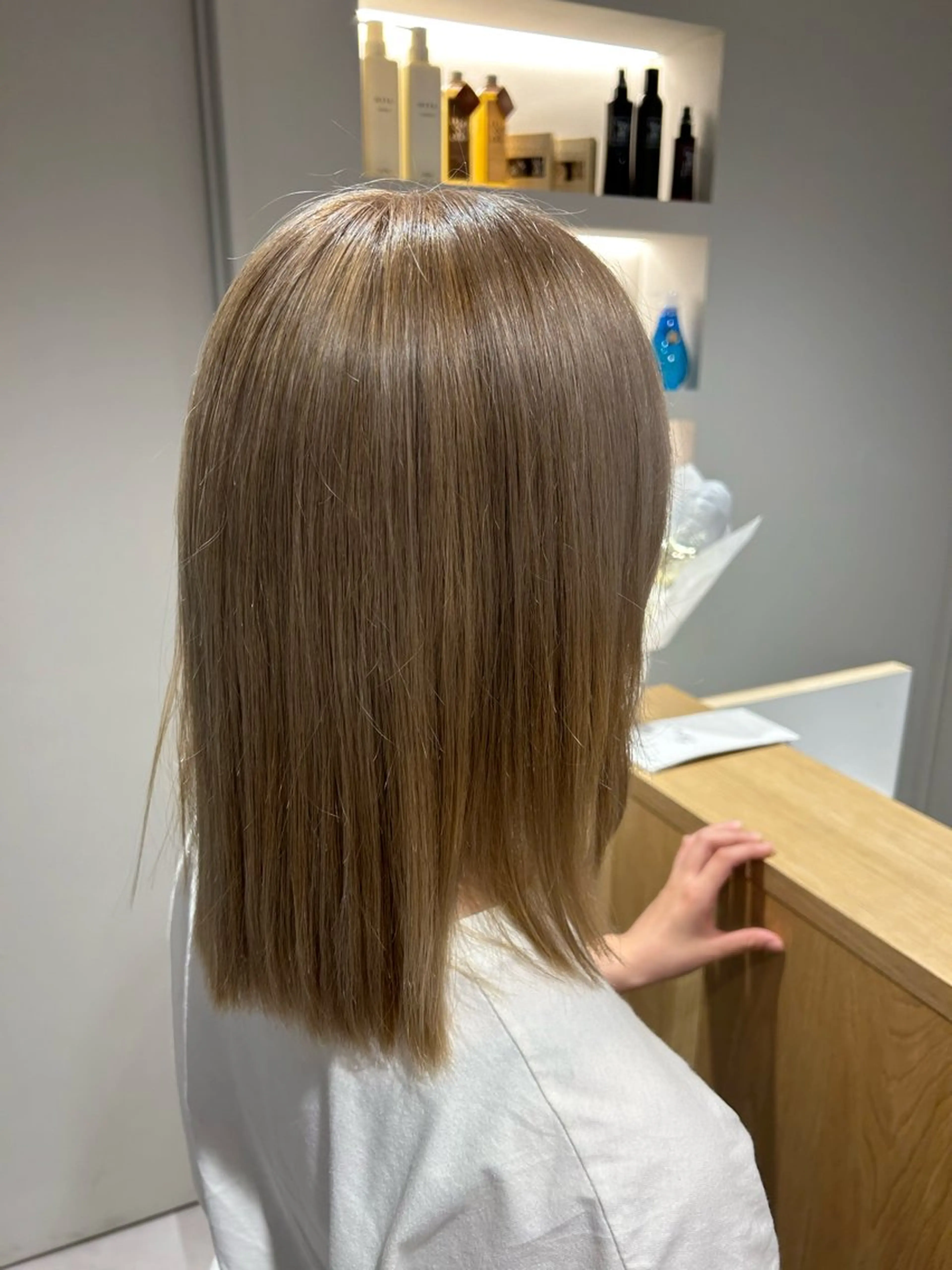 ミディアム カラー ベージュカラー ブリーチ ミルクティーベージュ 藤田 小波のヘアスタイル