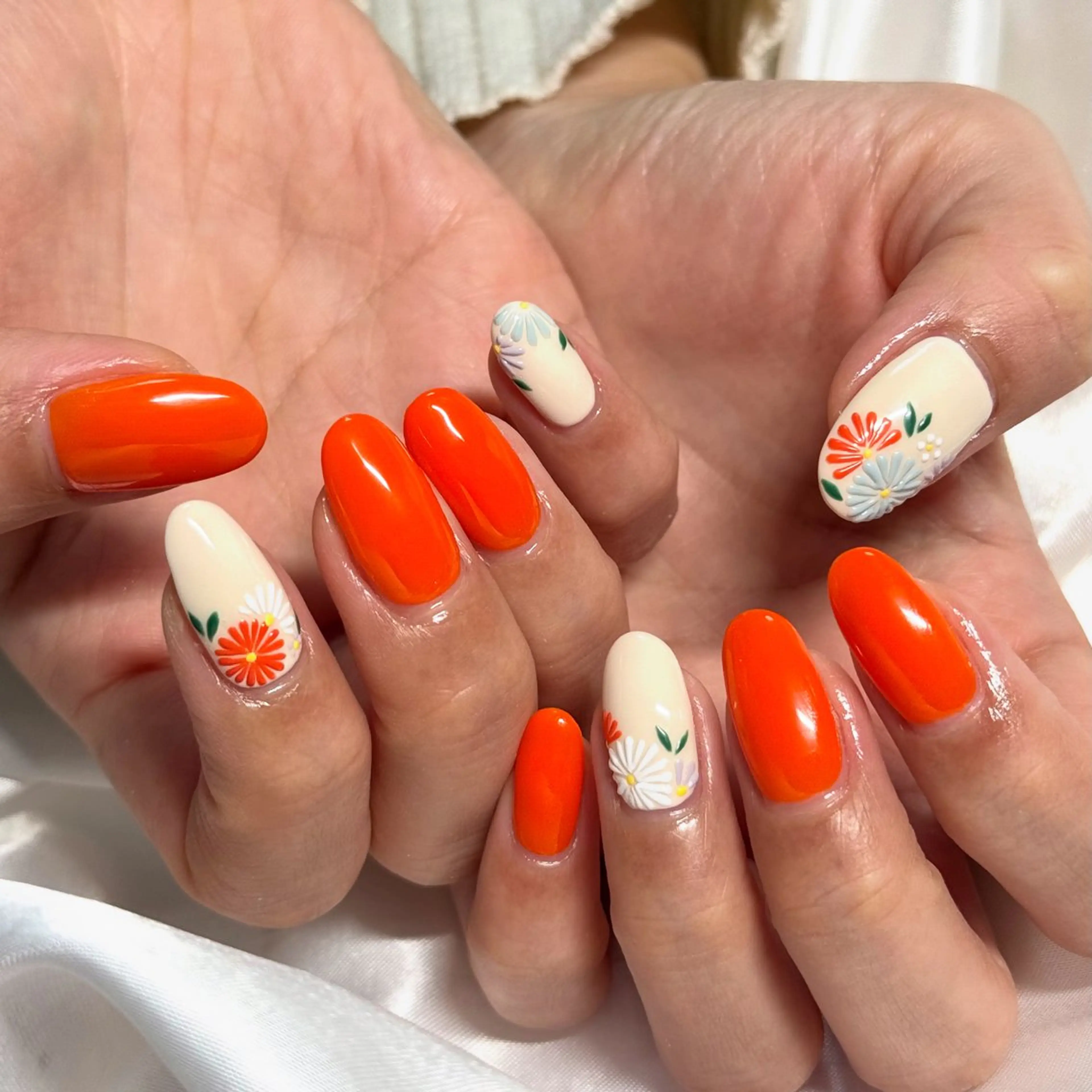 ネイル フラワーネイル ワンカラーネイル オレンジ ハンドネイル OKIKA所属・【OKIKA】 らん🦖🌈🧡のマツエク・マツパデザイン