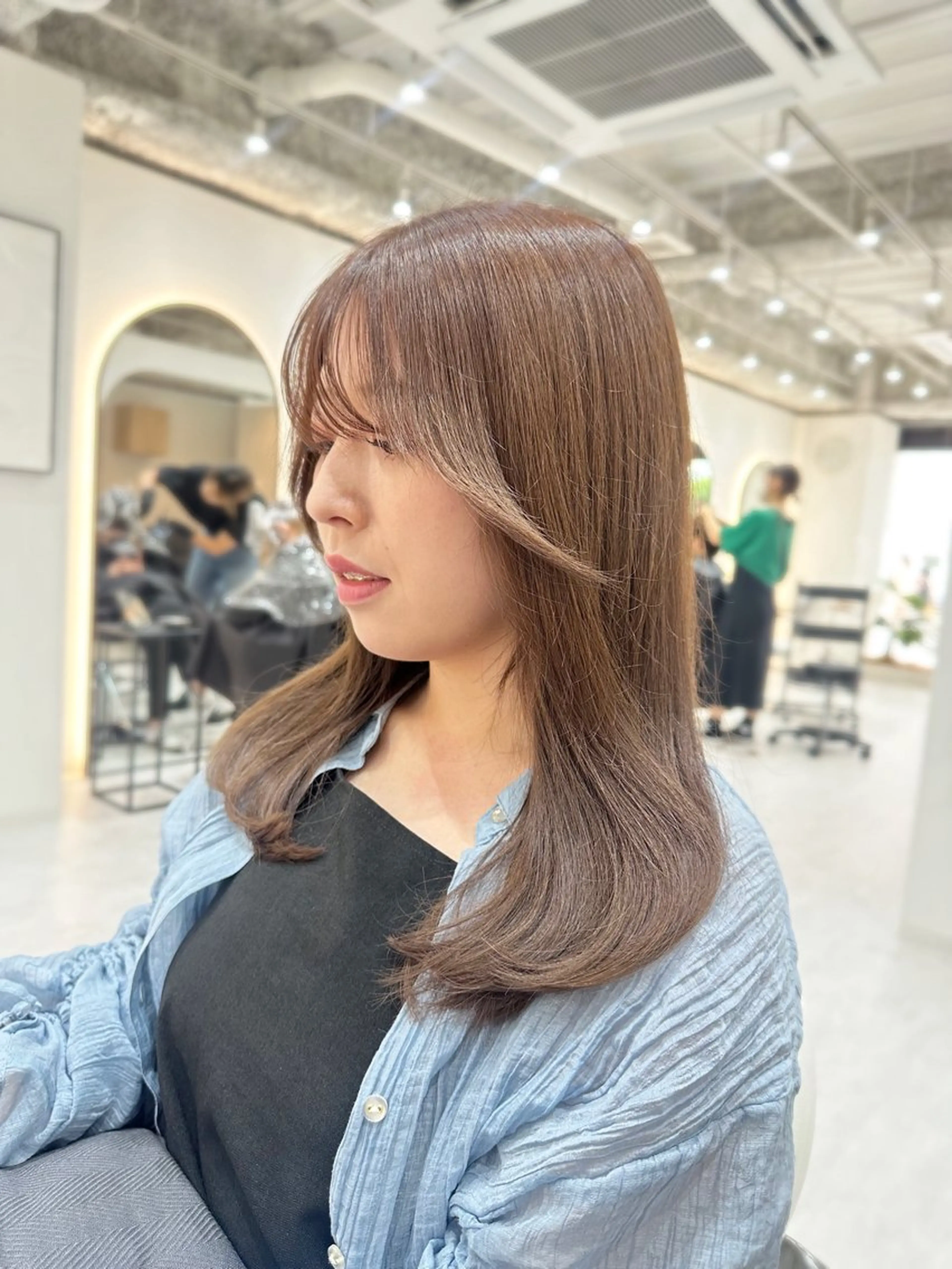 ミディアム カラー カット ヘアカラー トリートメント 韓国ヘア顔周りカット 艶髪ベージュtamaのヘアスタイル