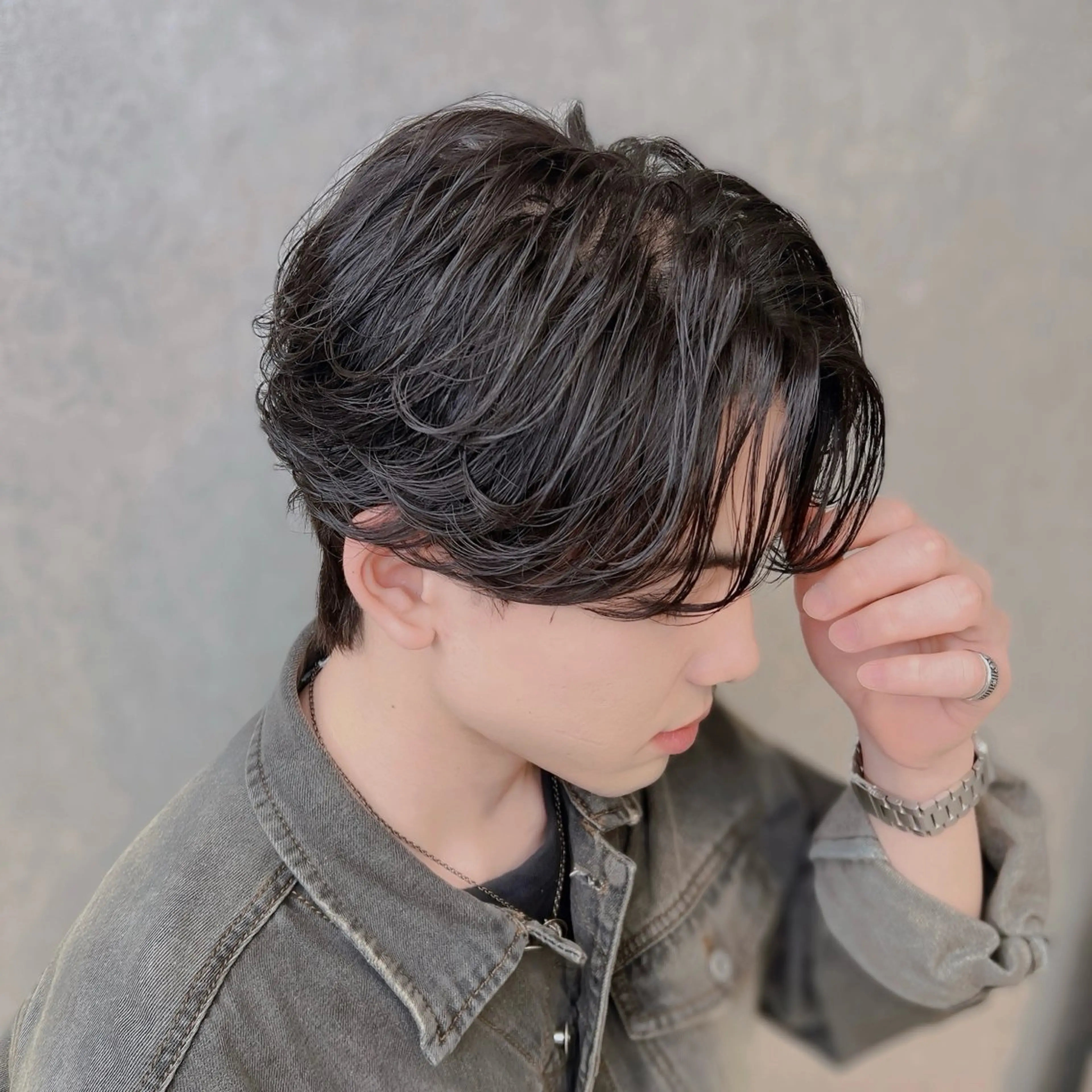 ミディアム メンズ センターパート フェザー/ゆるふわ パーマ/鐘ヶ江 航青のヘアスタイル