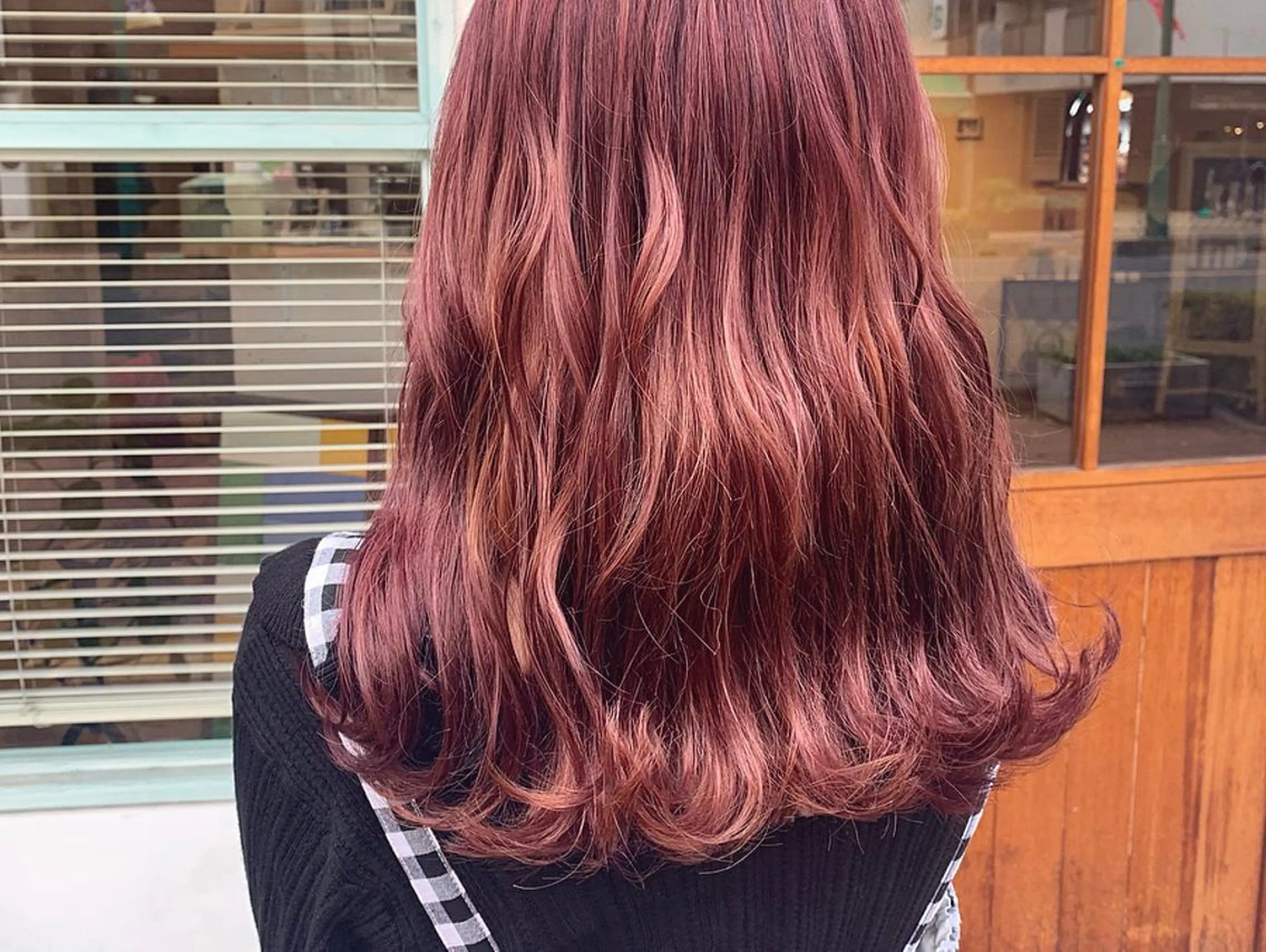 セミロング カラー カシス ヘアカラー トリートメント たかいわ みきのヘアスタイル