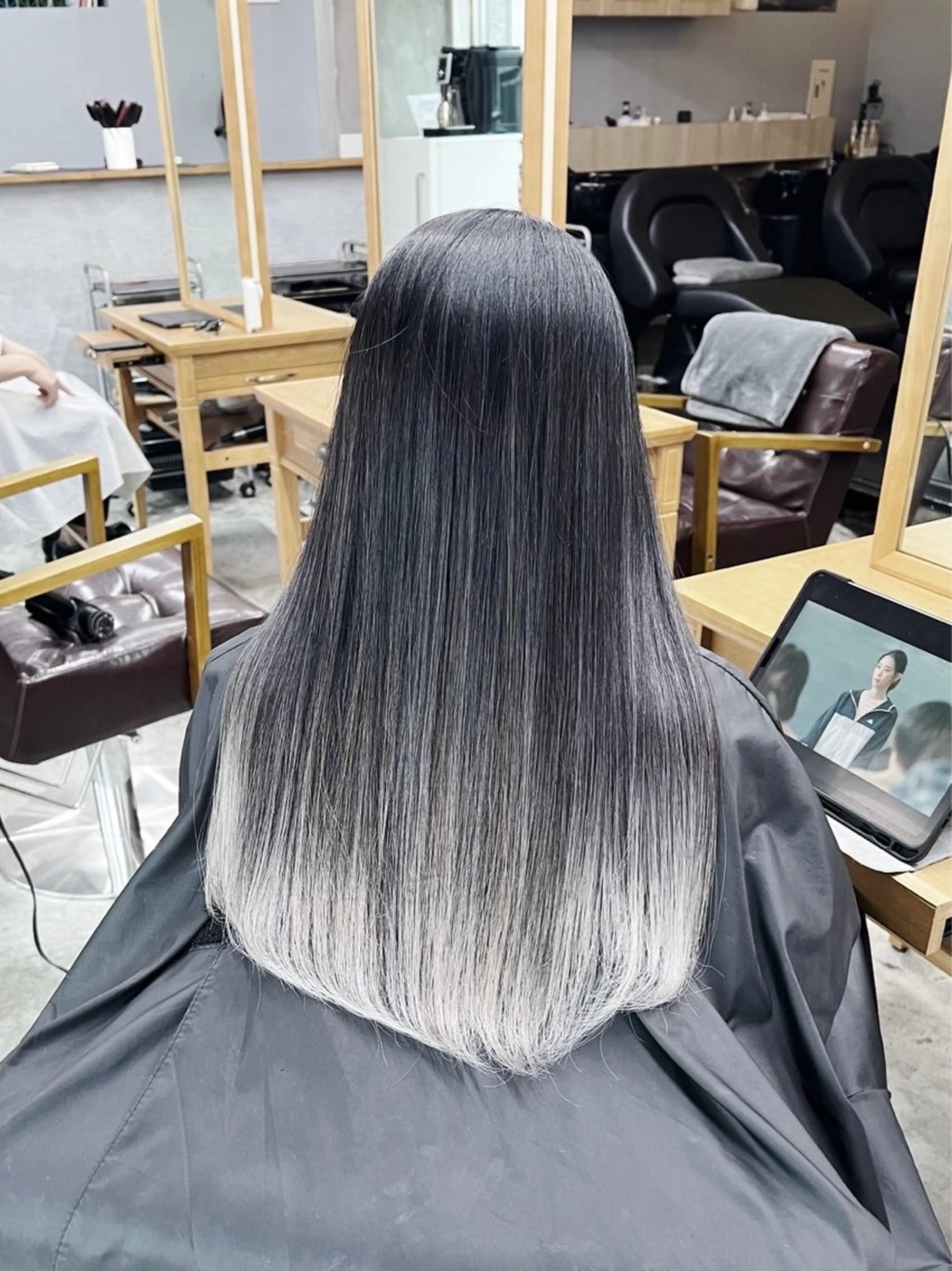 セミロング カラー バレイヤージュ シルバー ホワイトシルバー レイヤーカット ヘアカラー トリートメント ROBIN所属・指名数No.1 /NAOYAのヘアスタイル
