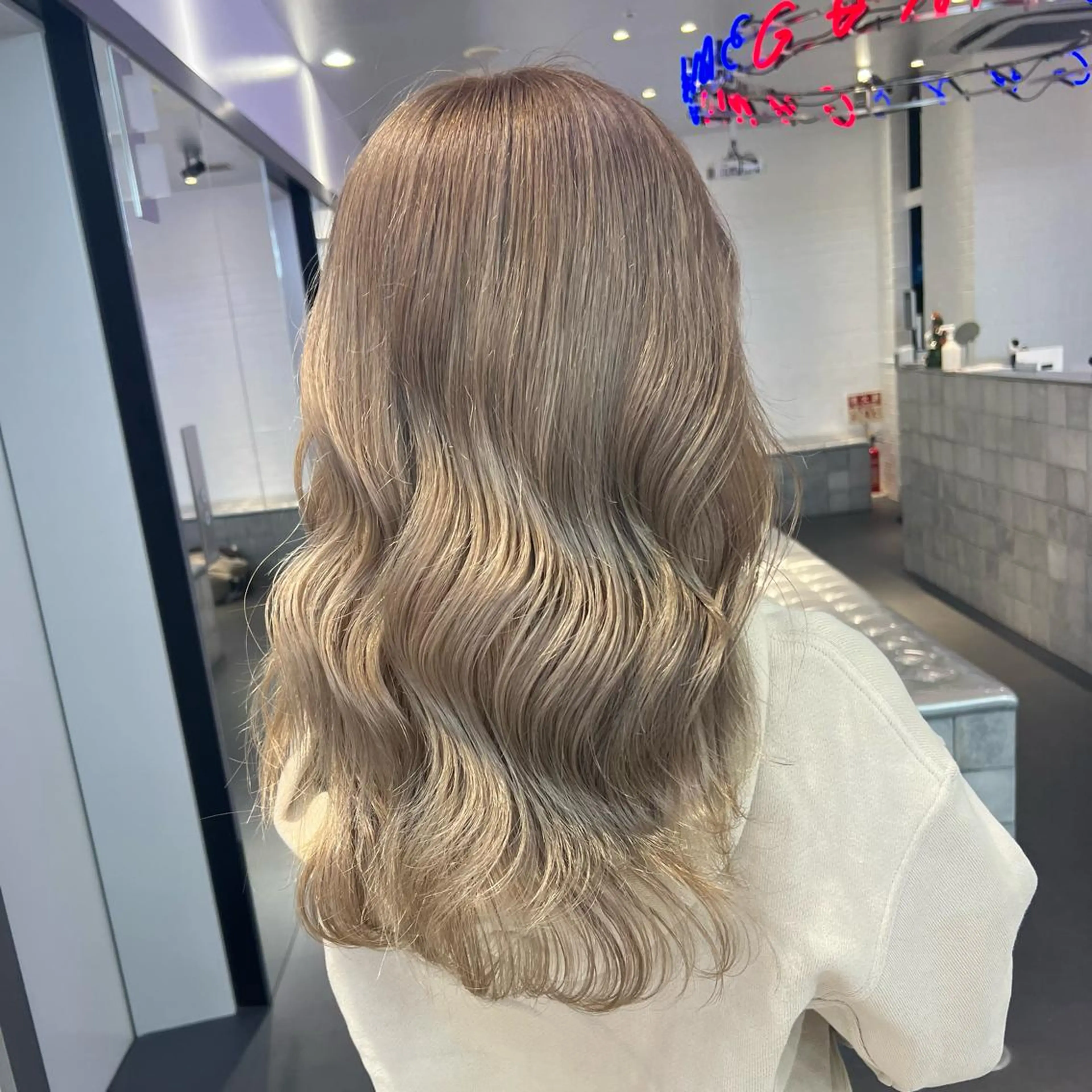 セミロング カラー 🌼動き×透明感🩵 ハイトーン/ナナのヘアスタイル