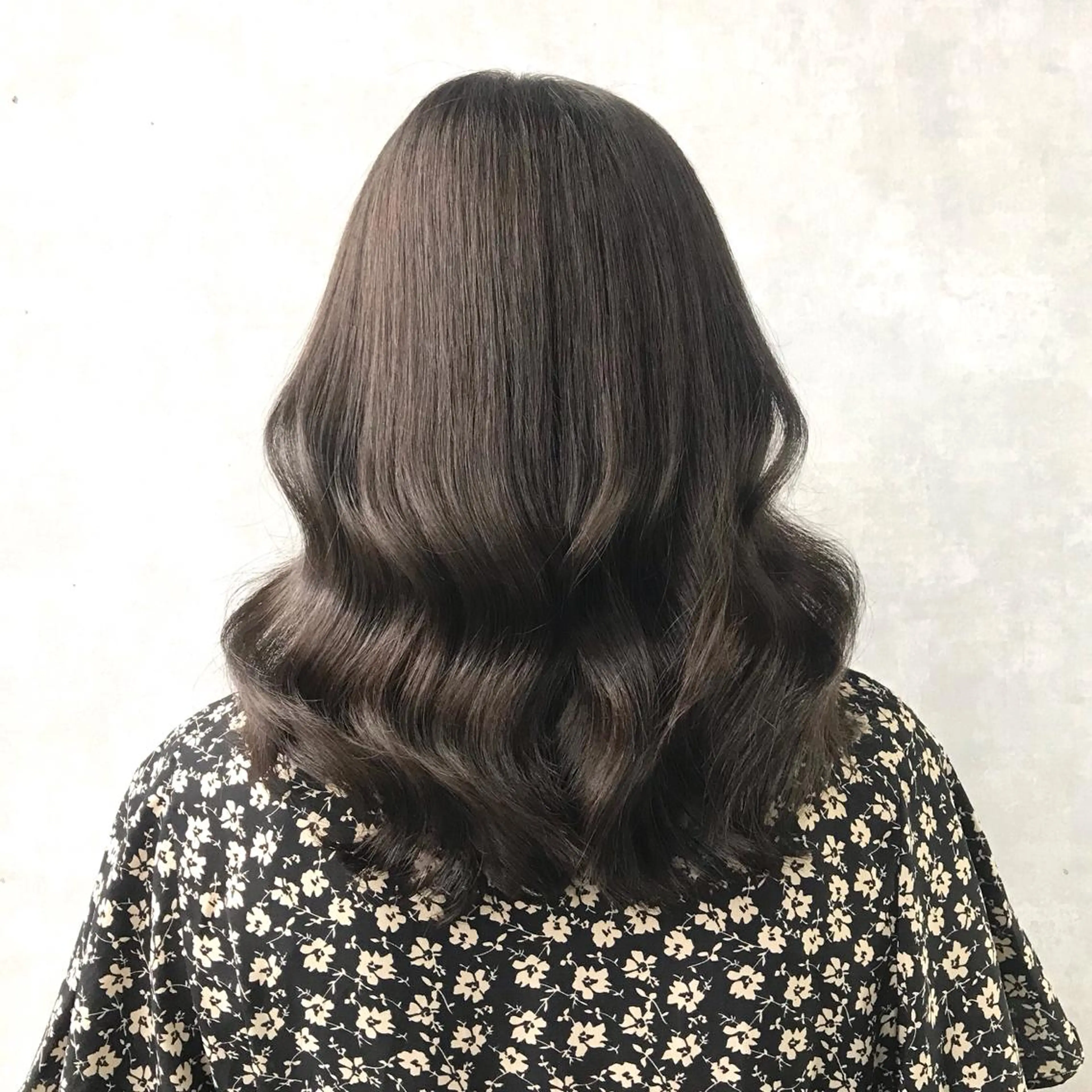 ミディアム カラー アッシュ アッシュグレー アッシュグレージュ ブリーチ グレージュ サロウィン所属・K-POP好き美容師 🇰🇷Kai.Yのヘアスタイル