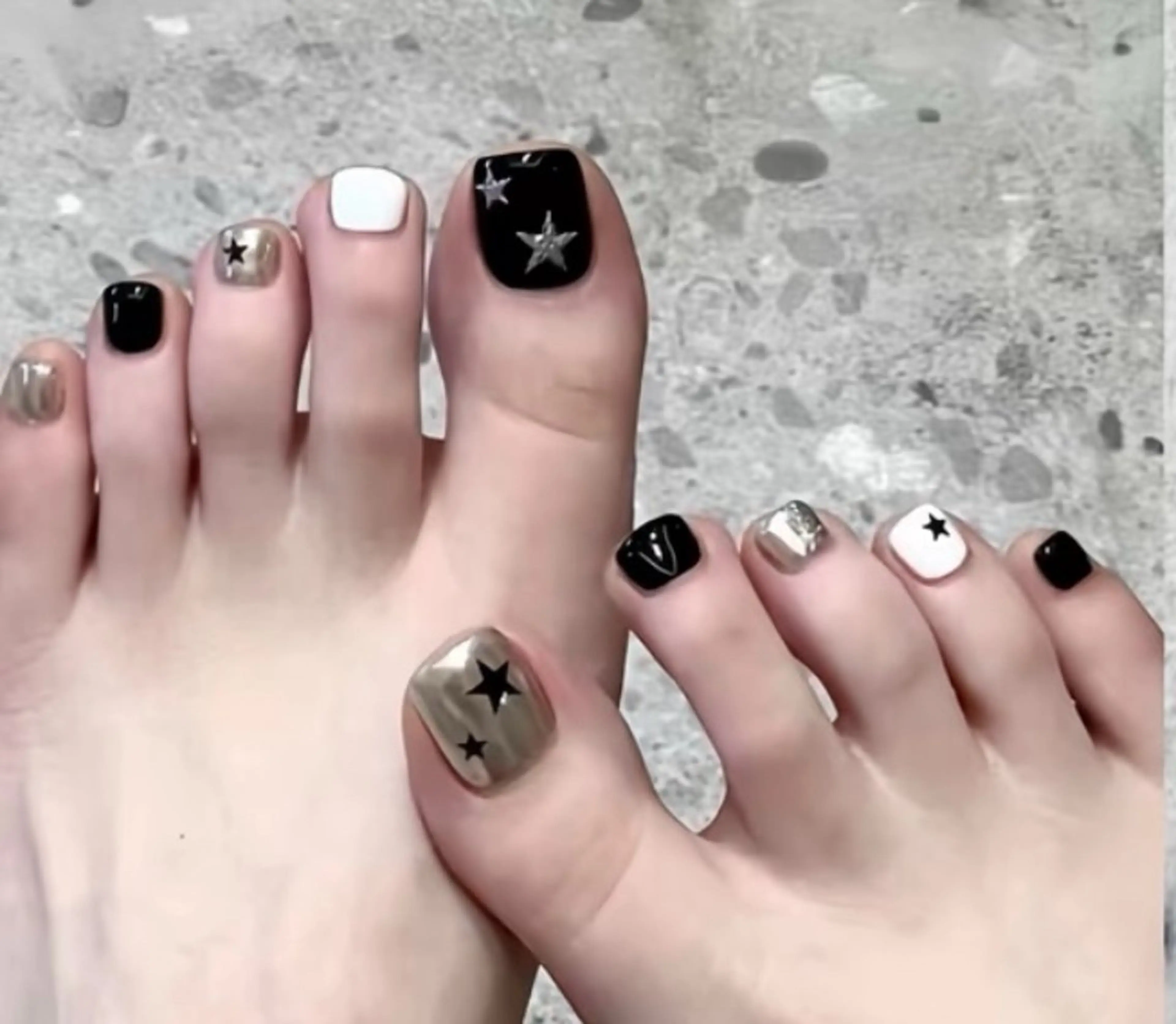 ネイル チークネイル 長さ出し フラワーネイル フレンチネイル ガーリー sun nail池袋 モデル募集のネイルデザイン